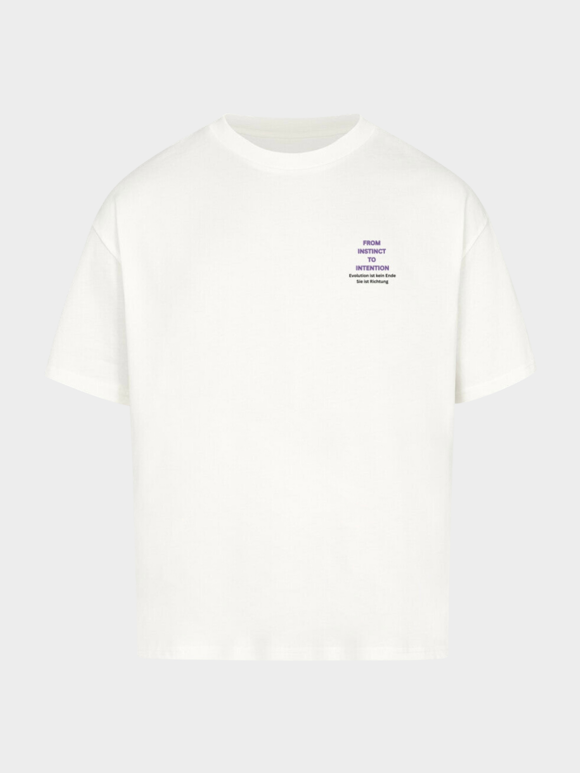 Oversized T-Shirt in Weiß mit kleinem Frontprint links auf der Brust. Der violette Schriftzug „FROM INSTINCT TO INTENTION“ wird durch die deutsche Botschaft „Evolution ist kein Ende. Sie ist eine Richtung.“ ergänzt. Minimalistisches Streetwear-Shirt mit subtiler Message.