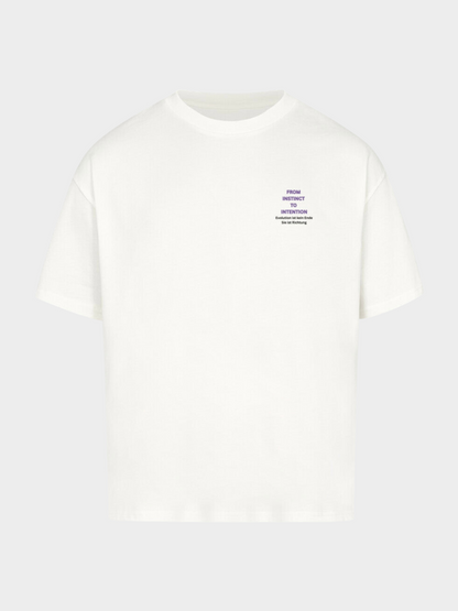 Oversized T-Shirt in Weiß mit kleinem Frontprint links auf der Brust. Der violette Schriftzug „FROM INSTINCT TO INTENTION“ wird durch die deutsche Botschaft „Evolution ist kein Ende. Sie ist eine Richtung.“ ergänzt. Minimalistisches Streetwear-Shirt mit subtiler Message.