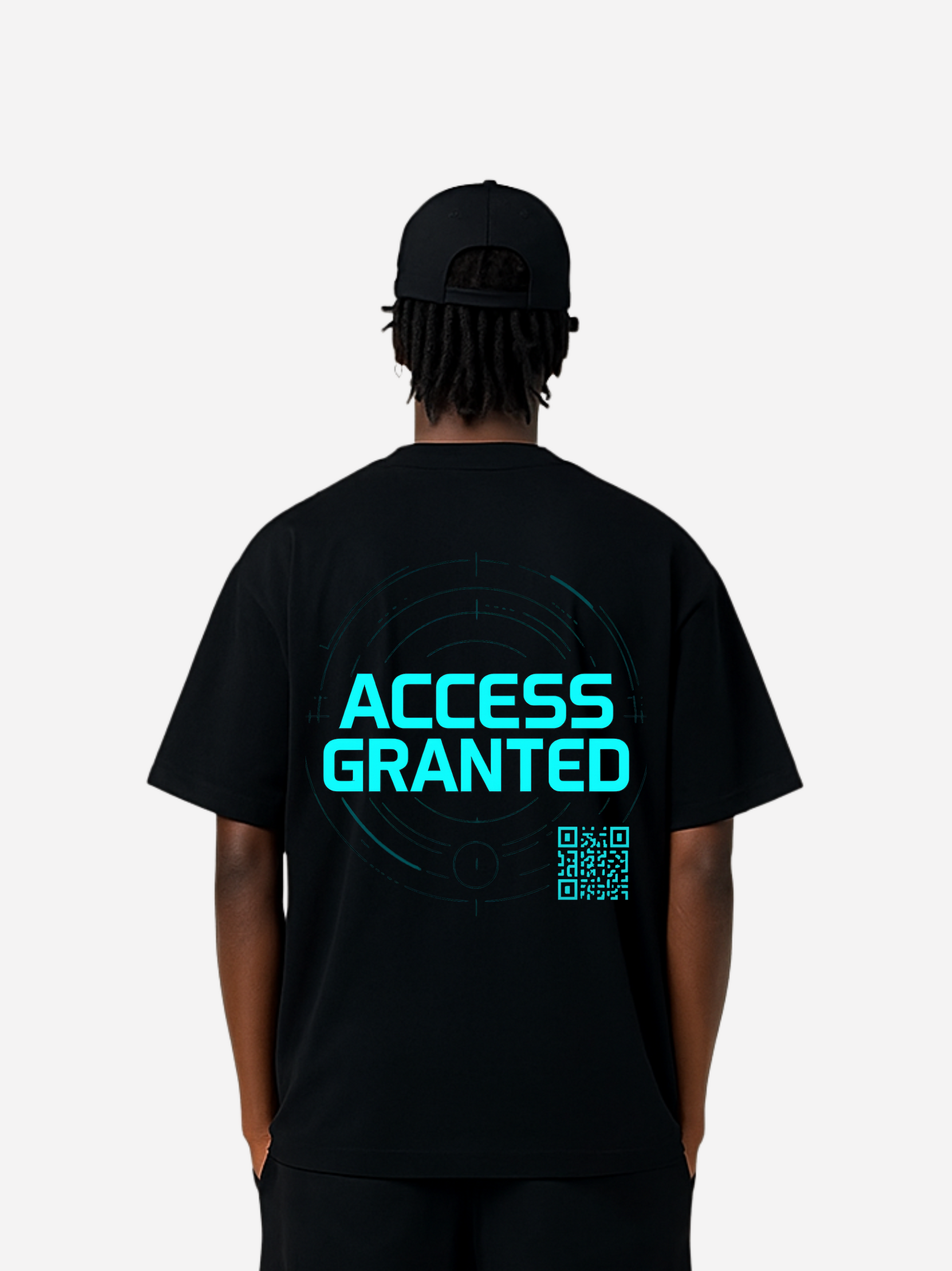 Mockup eines schwarzen T-Shirts mit futuristischem Rückendesign. In leuchtendem Cyan steht groß „ACCESS GRANTED“, darunter ein QR-Code und digitale Radar-Linien im Cyberpunk-Stil. Streetwear für Tech- und Hacker-Fans.