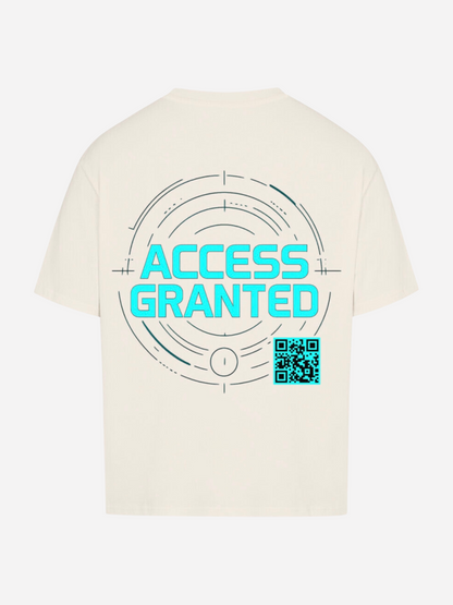Weißes T-Shirt im Flatlay mit großem futurischem Backprint „ACCESS GRANTED“ in Neon-Cyan, kreisförmigem Cyber-HUD-Design und QR-Code unten rechts. Modernes Techwear-Shirt im digitalen Stil.