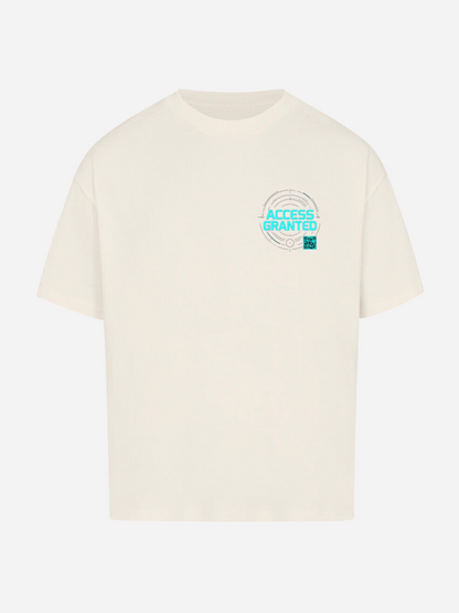 Weißes T-Shirt im Flatlay mit kleinem futurischem Brustprint „ACCESS GRANTED“ in Neon-Cyan, kreisförmigem Cyber-HUD-Design und QR-Code. Minimalistischer Techwear-Style mit modernem Digital-Look.