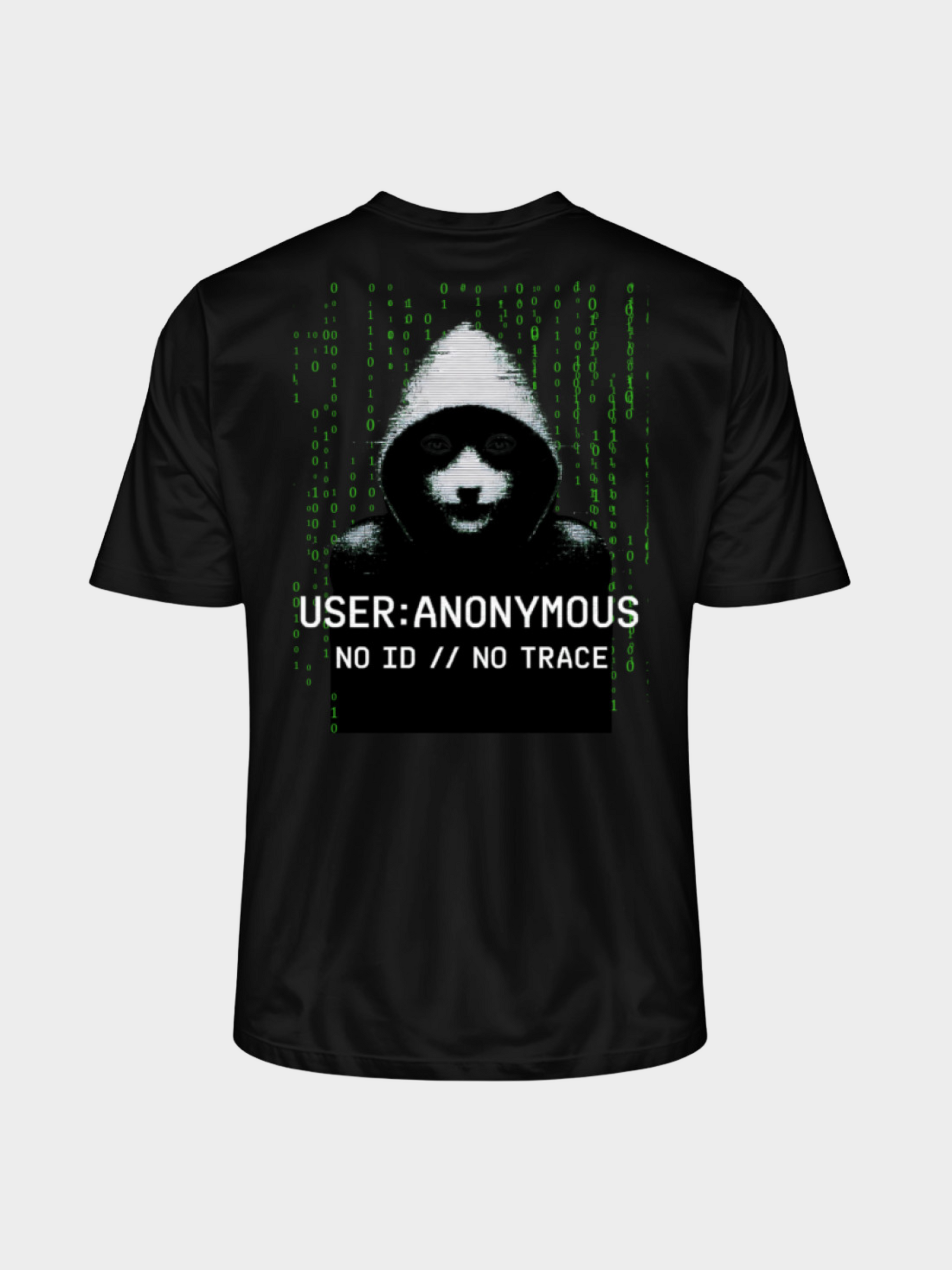 Mockup eines schwarzen T-Shirts mit großem Hacker-Design auf der Rückseite. Das Motiv zeigt eine Figur mit Kapuze, die eine Guy-Fawkes-Maske trägt, umgeben von grünem Binärcode. Darunter der Text: "USER: ANONYMOUS – NO ID // NO TRACE". Cyberpunk-inspiriertes Streetwear-Design.