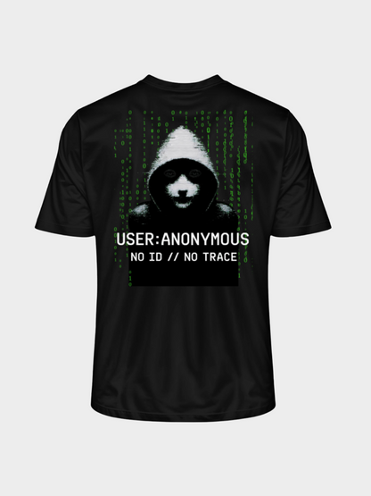 Mockup eines schwarzen T-Shirts mit großem Hacker-Design auf der Rückseite. Das Motiv zeigt eine Figur mit Kapuze, die eine Guy-Fawkes-Maske trägt, umgeben von grünem Binärcode. Darunter der Text: "USER: ANONYMOUS – NO ID // NO TRACE". Cyberpunk-inspiriertes Streetwear-Design.