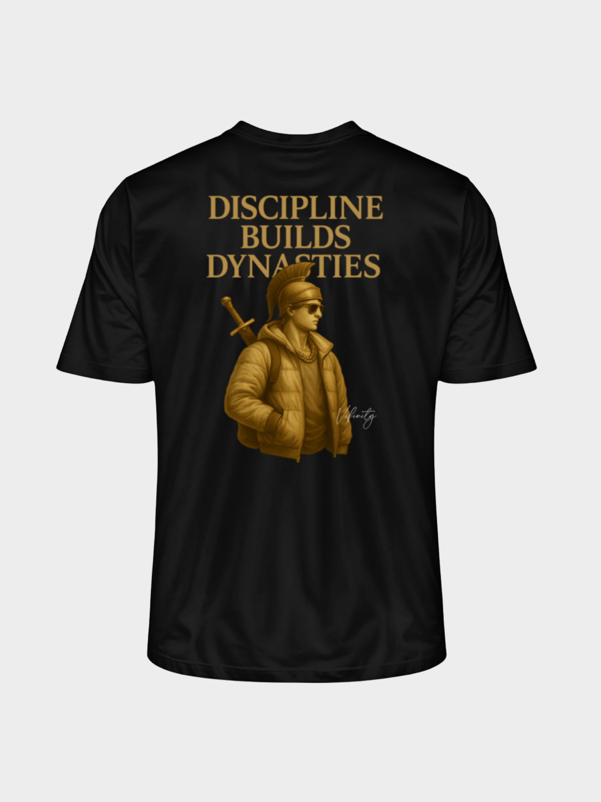 Schwarzes T-Shirt mit goldenem Rückenprint „Discipline Builds Dynasties“. Illustration eines modernen Kriegers mit Schwert, Sonnenbrille und dicker Jacke. Edles Streetwear-Design mit kraftvoller Botschaft über Disziplin, Stärke und Erfolg.