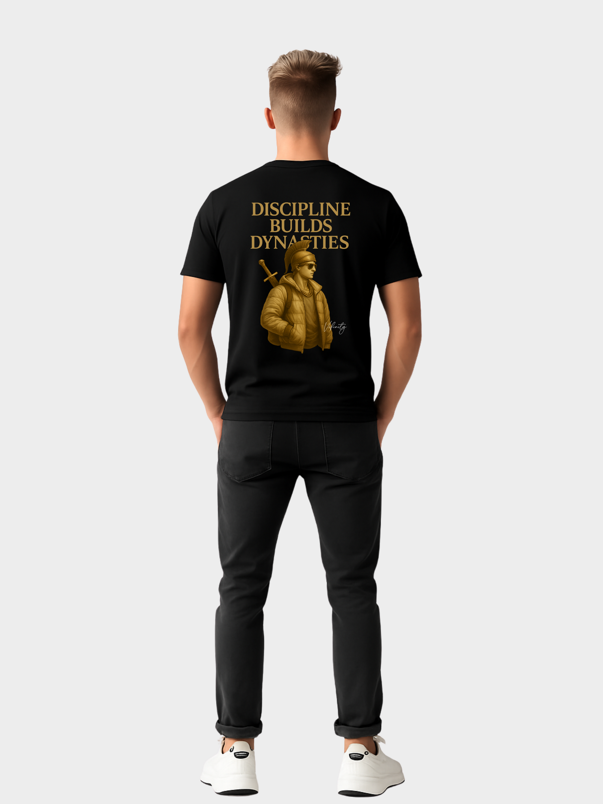 Schwarzes T-Shirt mit goldenem Motiv und Spruch „Discipline Builds Dynasties“ auf dem Rücken. Design zeigt eine moderne Figur mit römischem Helm, Schwert und Daunenjacke – Symbol für Stärke, Disziplin und Beständigkeit. Streetwear im Premium-Style.