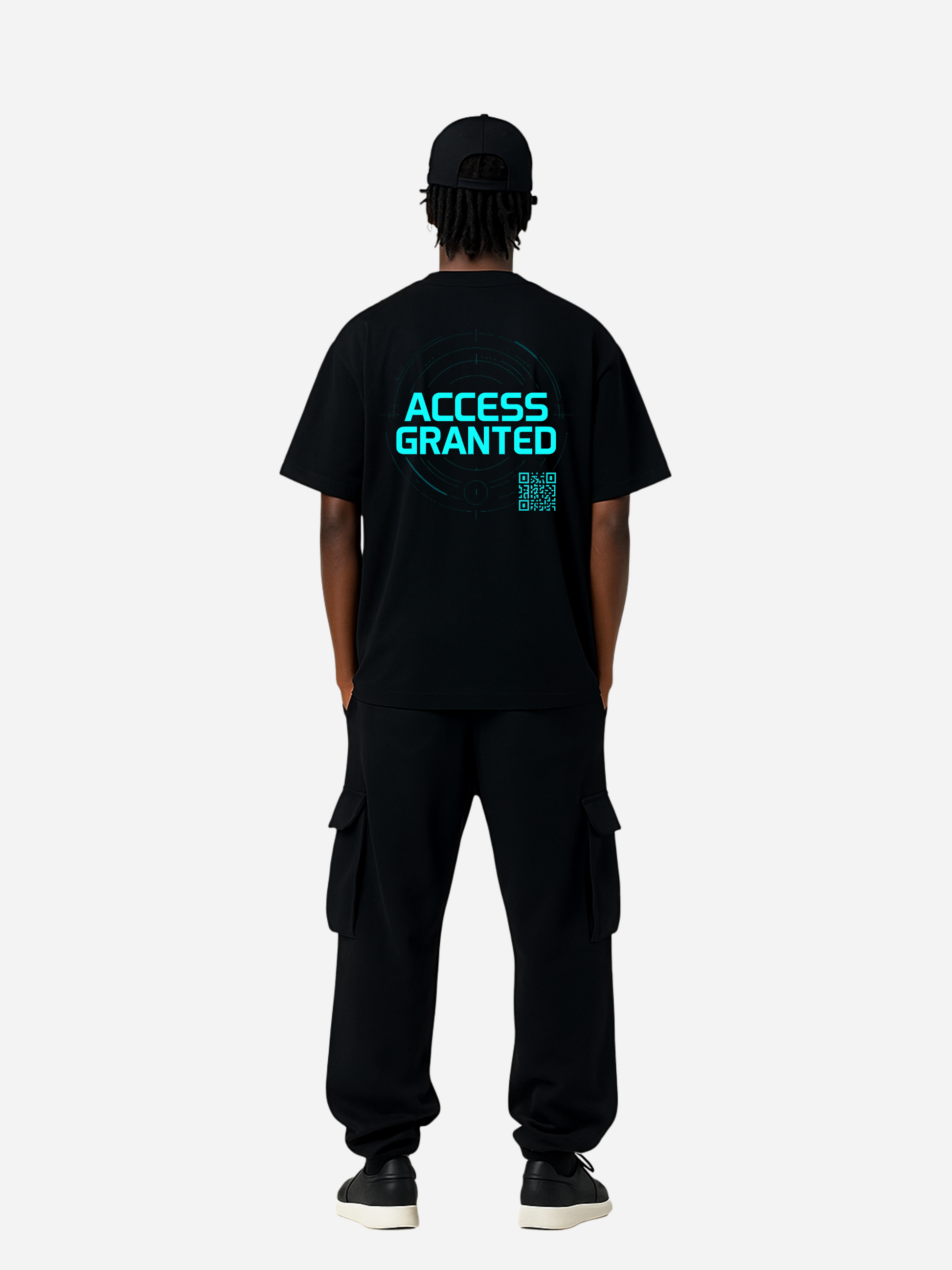 Mockup eines schwarzen T-Shirts in voller Länge am Model mit Rückenaufdruck. Auf der Rückseite leuchtet in Cyan der Schriftzug „ACCESS GRANTED“ mit futurischem Fadenkreuz-Hologramm und kleinem QR-Code. Modernes Cyber-Streetwear-Design.