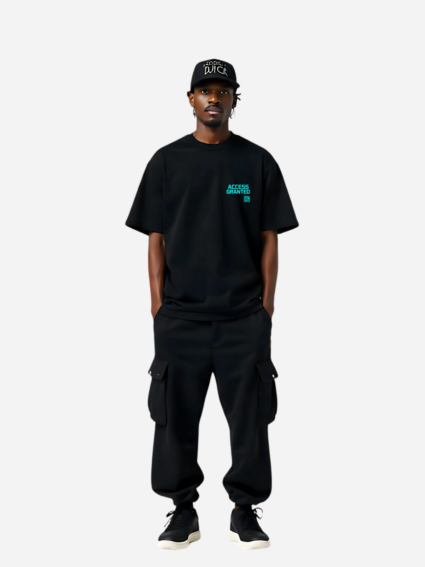 Model trägt ein schwarzes T-Shirt mit leuchtend cyanfarbenem Brustprint „ACCESS GRANTED“ und kleinem QR-Code. Streetwear-Stil mit lockerem Schnitt, kombiniert mit schwarzer Cargohose, Sneakers und Cap.