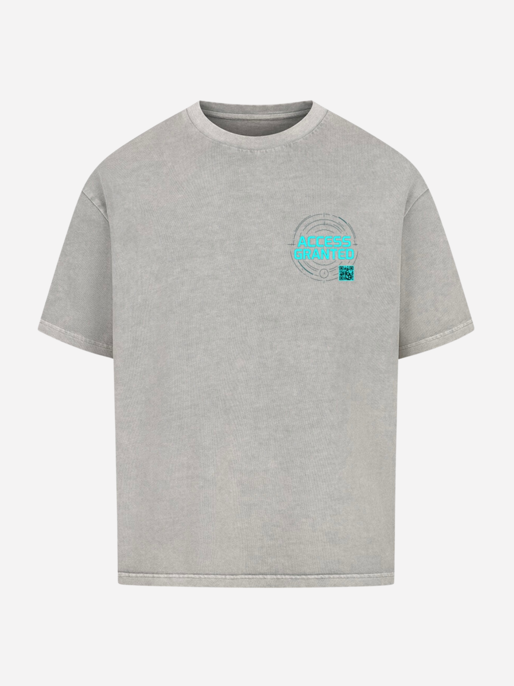 Graues T-Shirt im Flatlay mit kleinem futurischem Frontprint „ACCESS GRANTED“ in Neon-Cyan auf der linken Brust, ergänzt durch kreisförmiges Cyber-HUD-Design und QR-Code. Minimalistisches Techwear-Shirt.