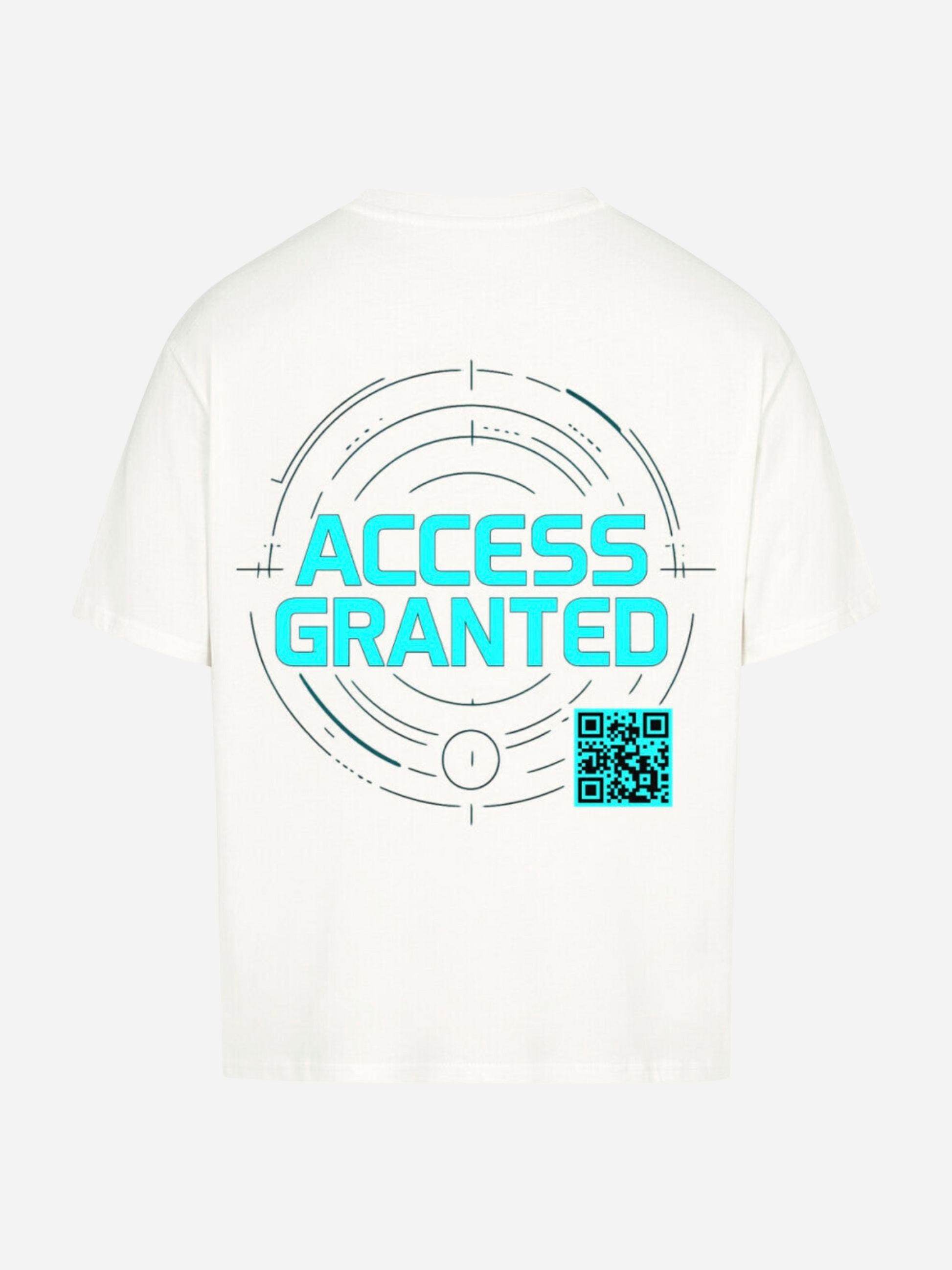 Weißes T-Shirt im Flatlay mit großem futurischem Rückenprint „ACCESS GRANTED“ in Neon-Cyan, umgeben von kreisförmigem Cyber-HUD-Design und QR-Code. Modernes Techwear-Statement Piece für Streetwear-Fans.