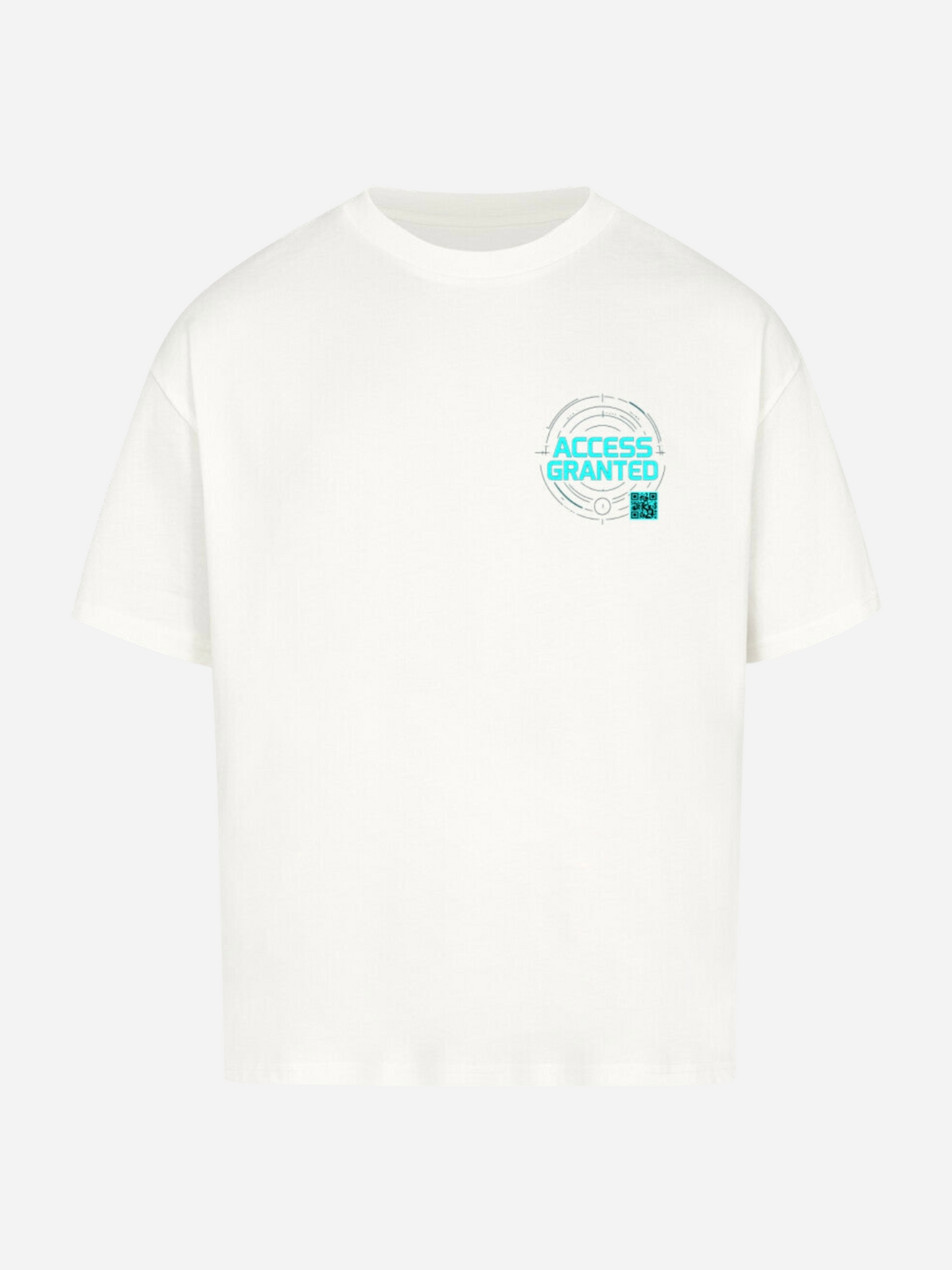 Weißes T-Shirt im Flatlay mit futurischem Brustprint „ACCESS GRANTED“ in leuchtendem Cyan und kleinem QR-Code. Minimalistisches Cyberpunk-Design auf cleanem Hintergrund, perfekt für Streetwear und Techwear Looks.