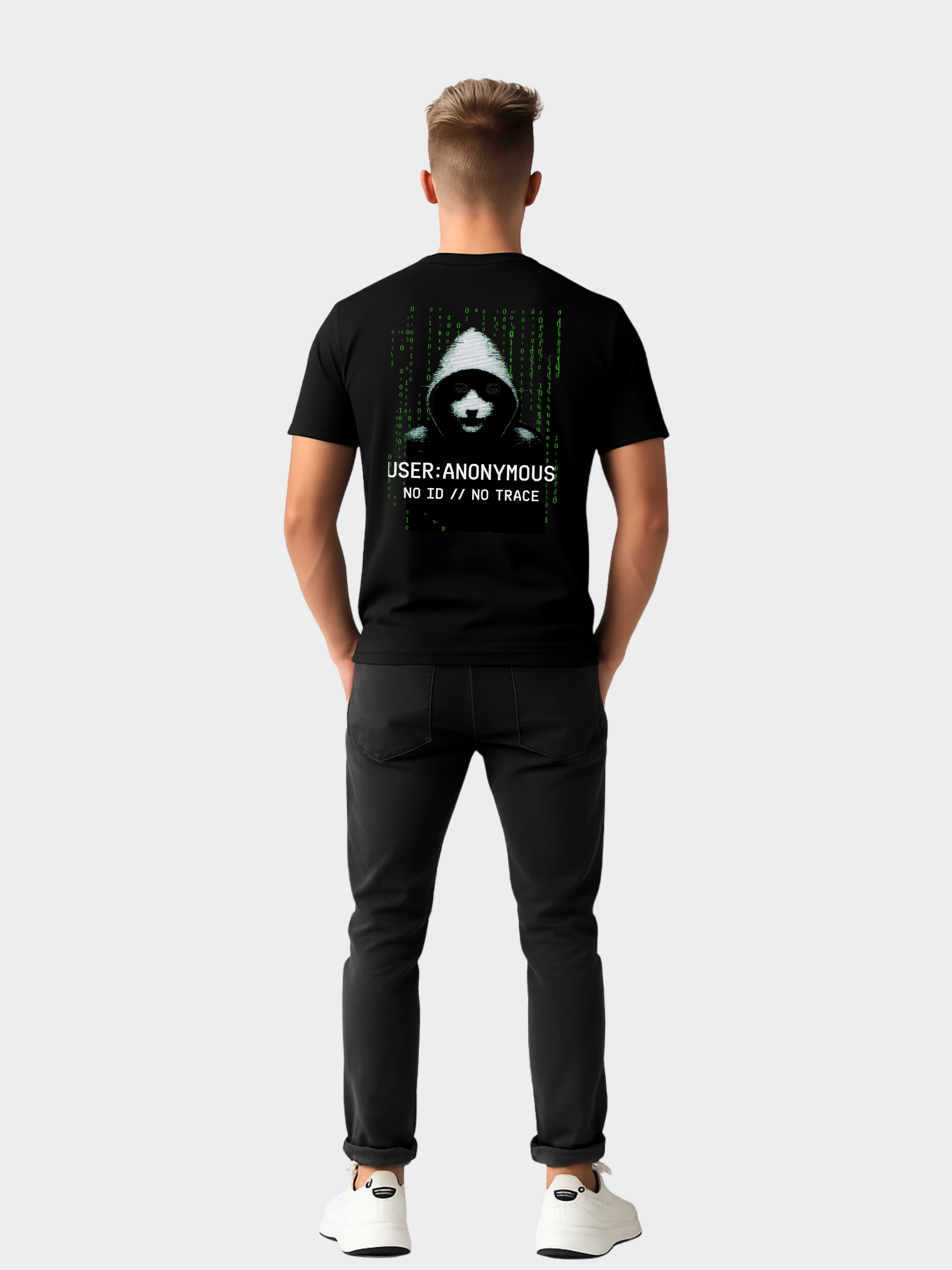 Mockup eines schwarzen T-Shirts mit großem Hacker-Design auf dem Rücken. Die Illustration zeigt eine Guy-Fawkes-Maske im Kapuzenpullover, umgeben von grünem Matrix-Code. Darunter der Text „USER: ANONYMOUS – NO ID // NO TRACE“. Präsentiert an einem Modell in schwarzer Jeans und weißen Sneakern. Streetwear-Style mit Cyberpunk- und Hacktivismus-Vibes.