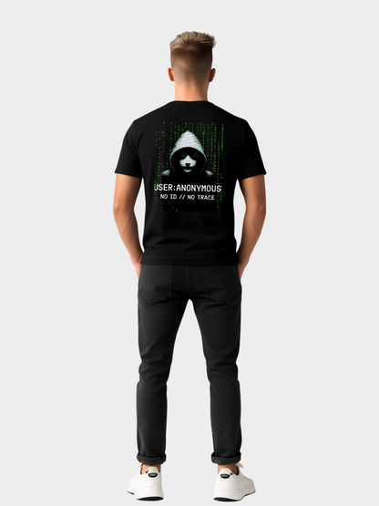 Mockup eines schwarzen T-Shirts mit großem Hacker-Design auf dem Rücken. Die Illustration zeigt eine Guy-Fawkes-Maske im Kapuzenpullover, umgeben von grünem Matrix-Code. Darunter der Text „USER: ANONYMOUS – NO ID // NO TRACE“. Präsentiert an einem Modell in schwarzer Jeans und weißen Sneakern. Streetwear-Style mit Cyberpunk- und Hacktivismus-Vibes.