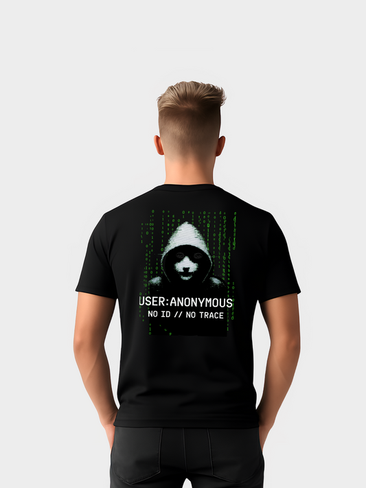 Schwarzes T-Shirt mit großem Backprint im Hacker-Style: eine Guy-Fawkes-Maske im Kapuzenpullover, umgeben von grünem Matrix-Code. Darunter der Schriftzug „USER: ANONYMOUS – NO ID // NO TRACE“. Ein starkes Cyberpunk- und Hacktivismus-Design für Streetwear und digitale Rebellion.