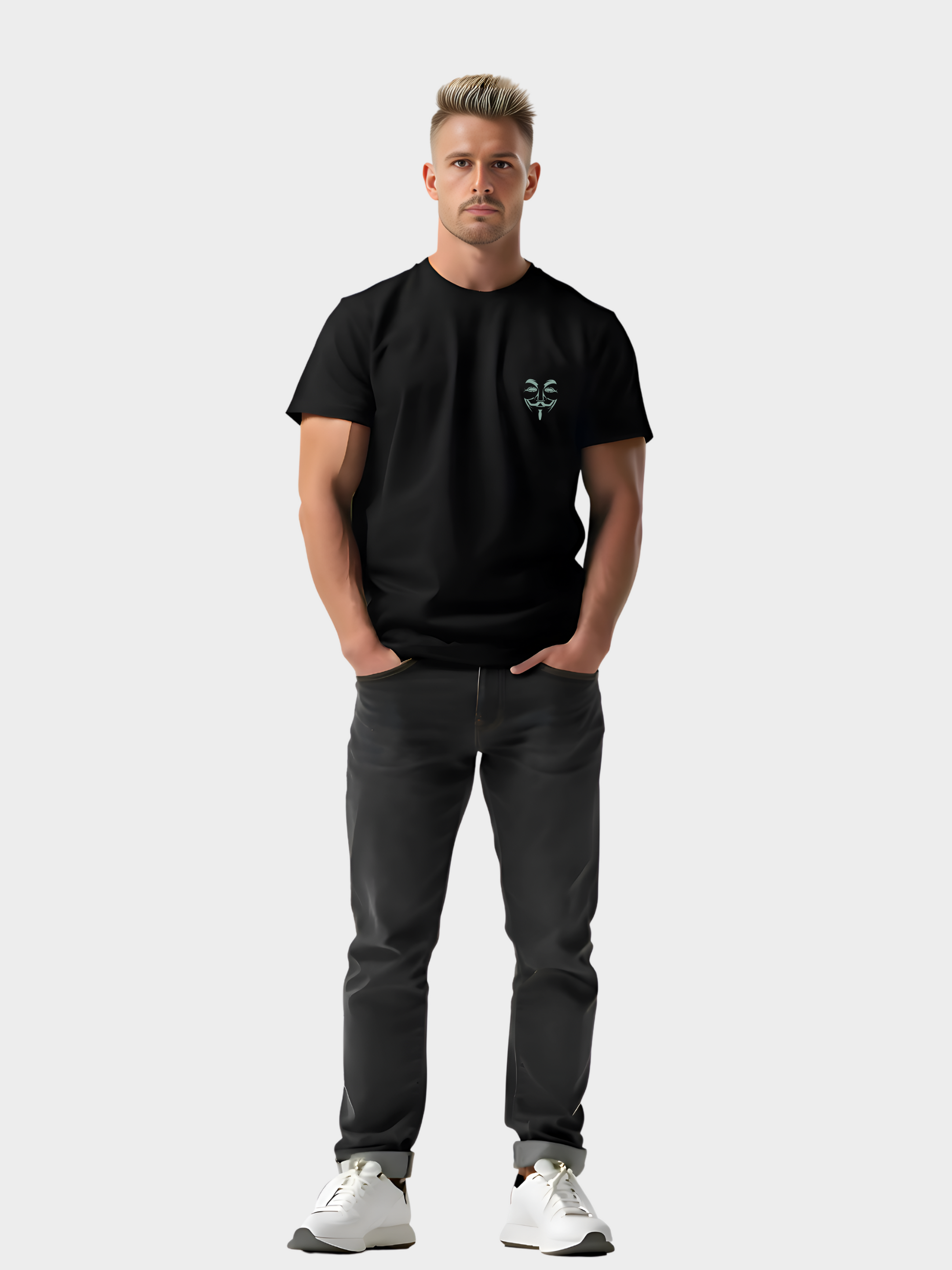 Mockup eines schwarzen T-Shirts mit kleinem Hacker-Brustlogo. Auf der linken Brustseite ist eine stilisierte Guy-Fawkes-Maske in grünlicher Neon-Optik zu sehen. Präsentiert an einem Modell mit schwarzer Jeans und weißen Sneakern. Schlichtes Front-Design im Cyber- und Hacktivismus-Stil.