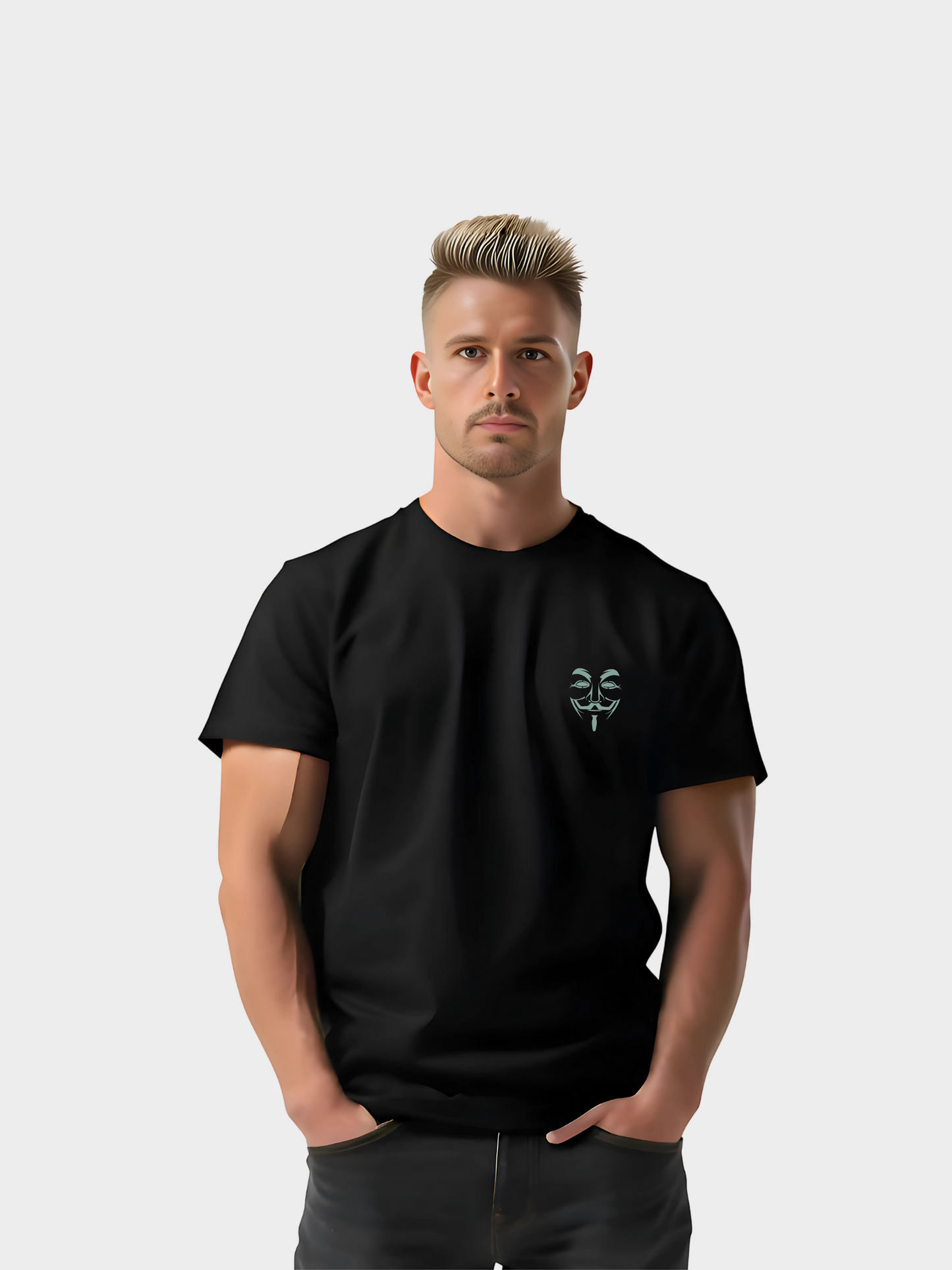 Schwarzes T-Shirt mit kleinem Frontprint einer Guy-Fawkes-Maske im minimalistischen Stil. Das Design erinnert an Anonymous und Hacktivismus und macht das Shirt zu einem Statement-Piece für Streetwear, Rebellion und digitale Freiheit.