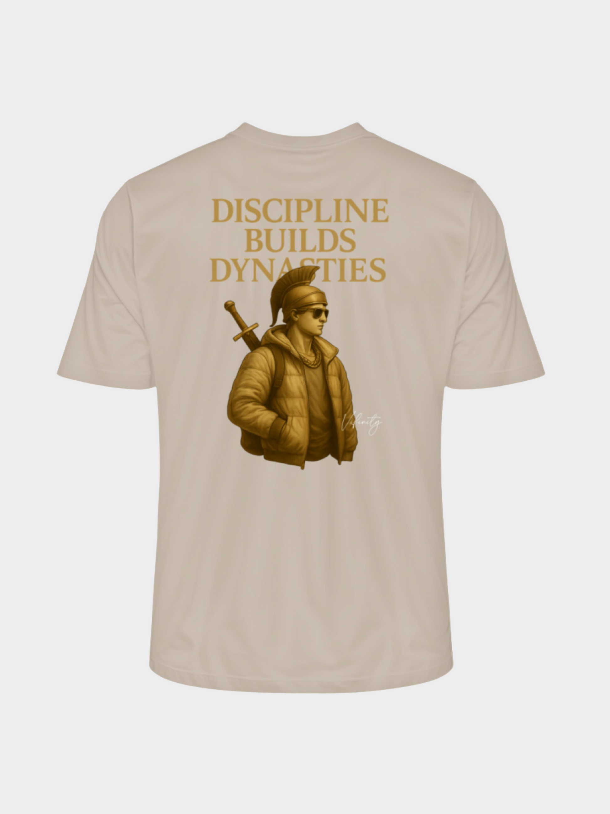 Beiges T-Shirt mit goldenem Rückenprint „Discipline Builds Dynasties“. Illustration eines modernen Kriegers mit Sonnenbrille, Kette, dicker Jacke und Schwert auf dem Rücken. Edles Streetwear-Design mit Fokus auf Disziplin, Stärke und Erfolg.