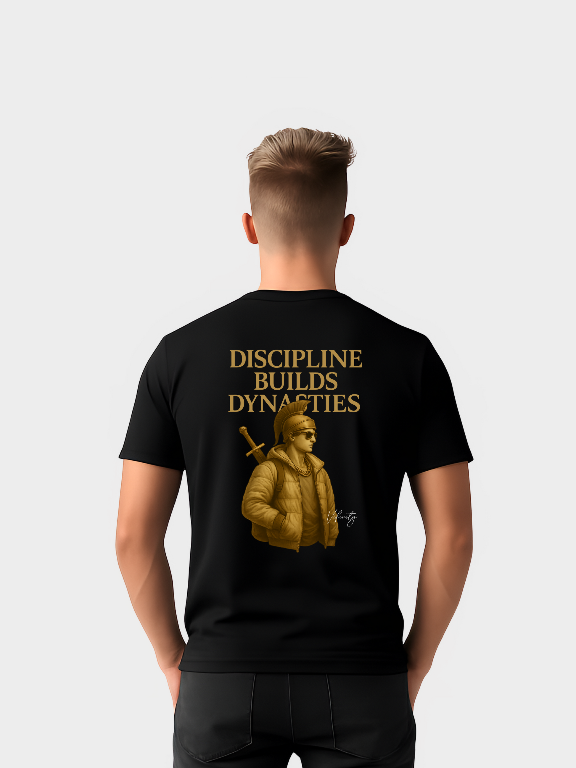 Schwarzes T-Shirt mit goldener Aufschrift „DISCIPLINE BUILDS DYNASTIES“. Auf der Rückseite ist ein kunstvolles Motiv eines modernen Mannes mit antikem Helm und Schwert dargestellt – Symbol für Stärke, Disziplin und Erfolg.