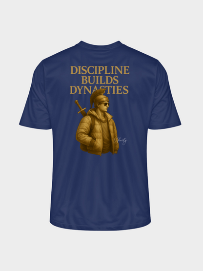 Blaues T-Shirt mit goldenem Rückenprint „Discipline Builds Dynasties“. Darstellung eines modernen Kriegers mit Sonnenbrille, Schwert und Daunenjacke. Edles Streetwear-Design mit starker Message über Disziplin, Stärke und Erfolg.