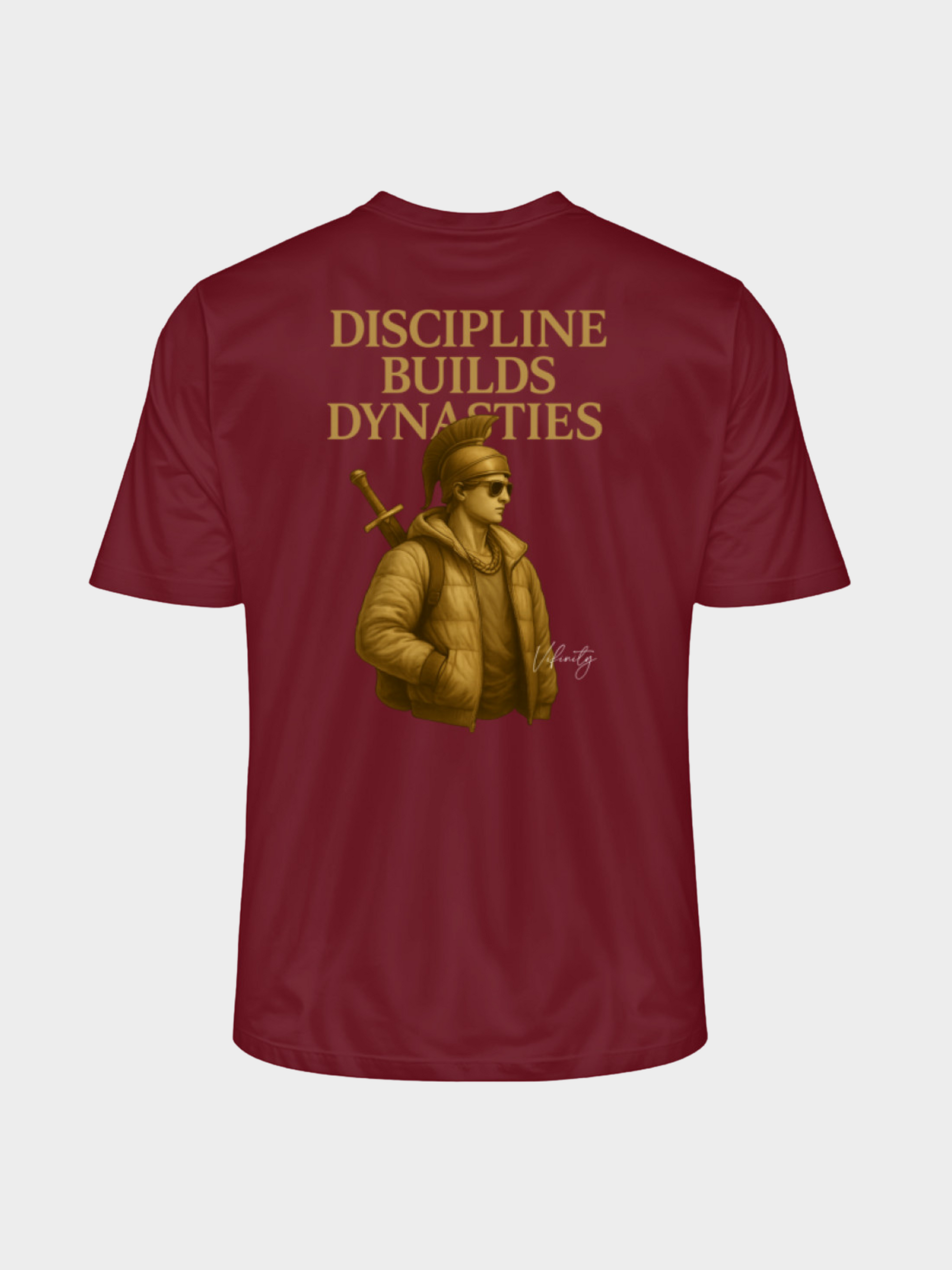 Bordeauxrotes T-Shirt mit goldenem Rückenprint „Discipline Builds Dynasties“. Illustration eines modernen Kriegers mit Schwert, Sonnenbrille und dicker Jacke. Stylisches Streetwear-Design mit starker Botschaft über Disziplin, Stärke und Erfolg.