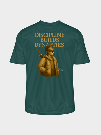 Grünes T-Shirt mit goldenem Rückenprint „Discipline Builds Dynasties“. Illustration eines modernen Kriegers mit Sonnenbrille, Schwert und dicker Jacke. Streetwear Design mit starker Botschaft über Disziplin, Stärke und Erfolg.