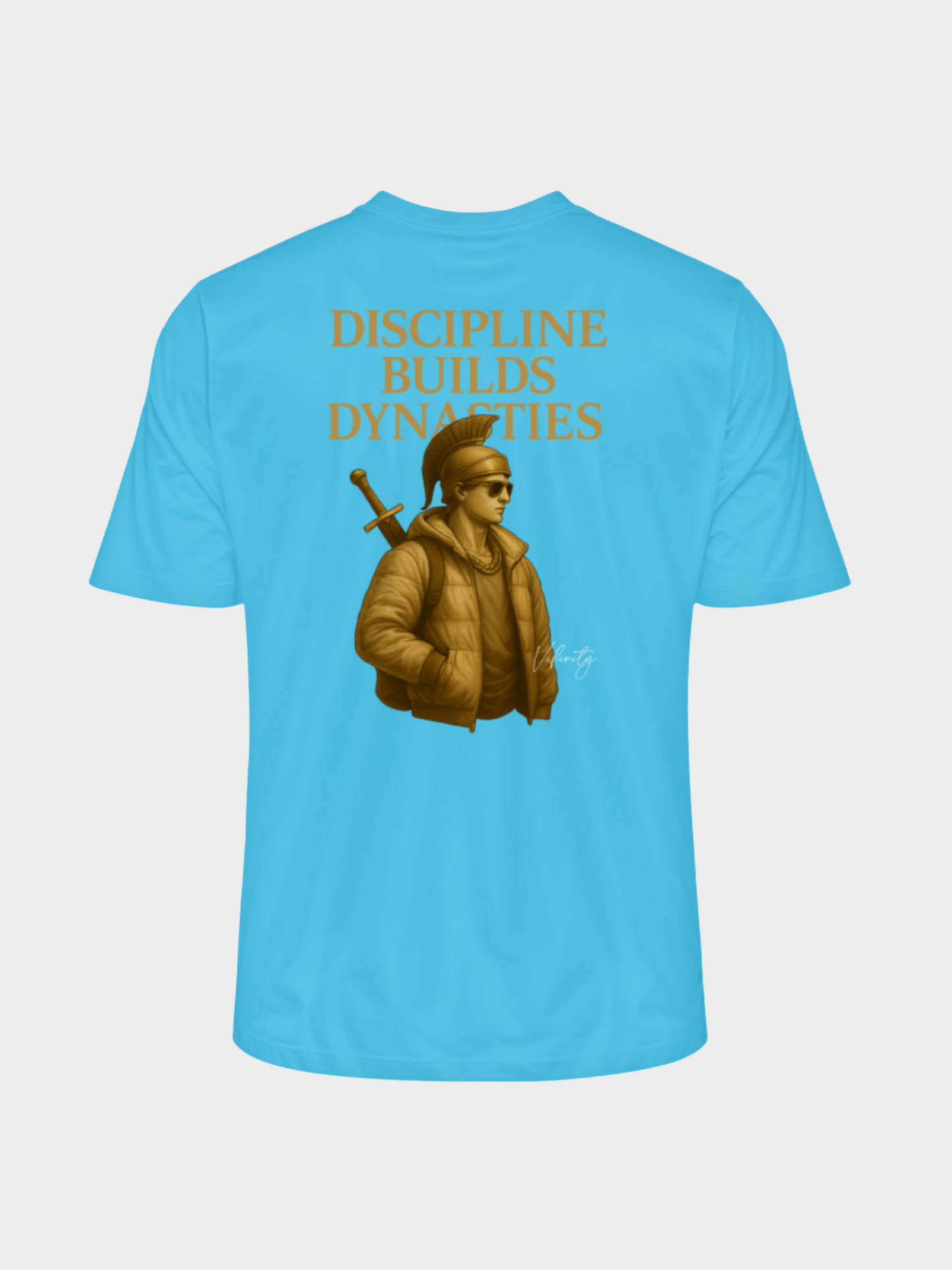 Hellblaues T-Shirt mit goldenem Rückenprint „Discipline Builds Dynasties“. Illustration eines modernen Kriegers mit Schwert, Sonnenbrille und dicker Jacke. Streetwear-Design in auffälliger Farbe mit kraftvoller Botschaft über Disziplin und Erfolg.
