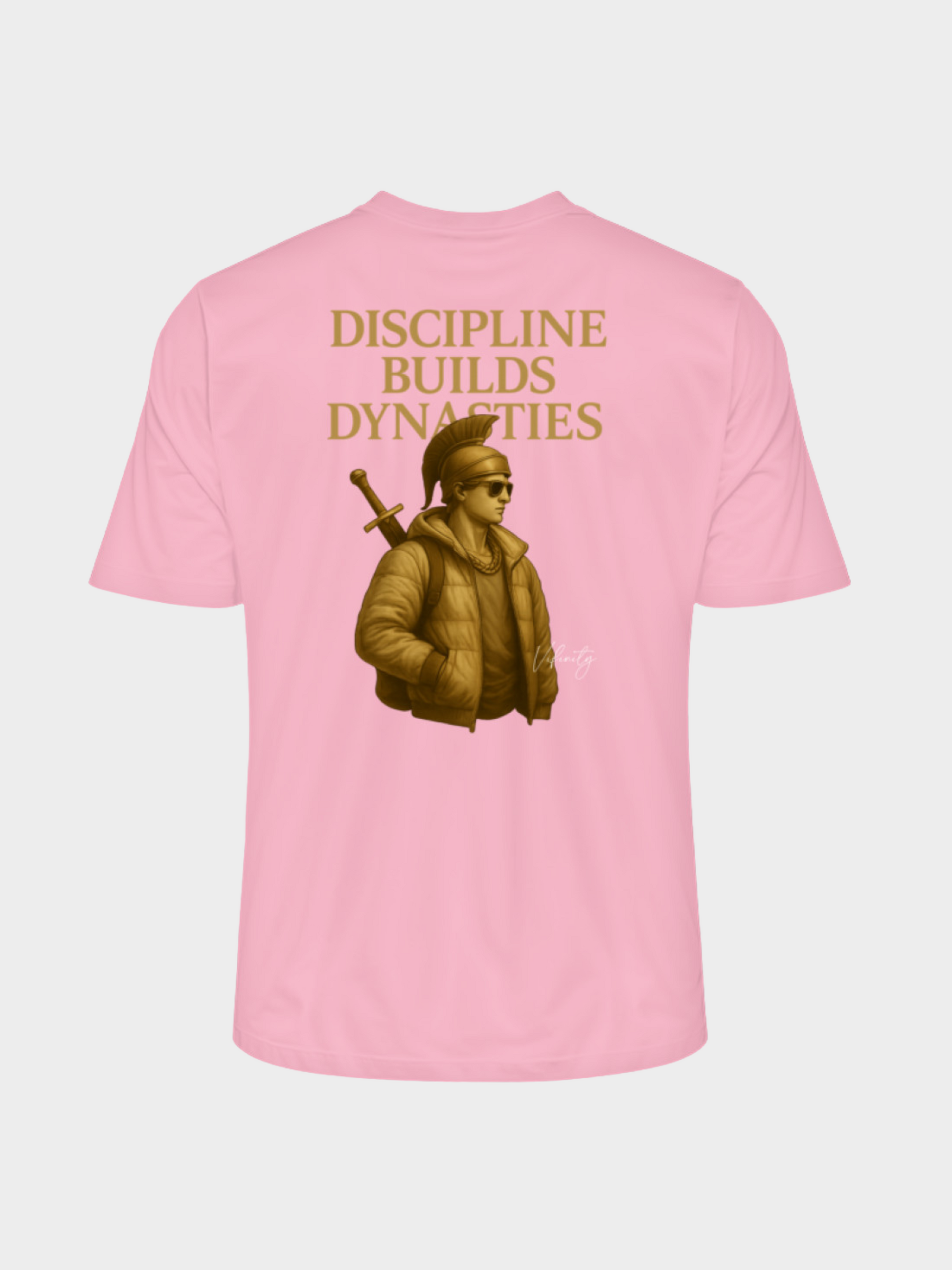 Rosa T-Shirt mit goldenem Rückenprint „Discipline Builds Dynasties“. Illustration eines modernen Kriegers mit Schwert, Sonnenbrille und Daunenjacke. Stilvolles Streetwear-Design mit kraftvoller Botschaft über Disziplin, Stärke und Erfolg.
