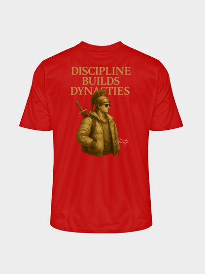 Rotes T-Shirt mit goldenem Rückenprint „Discipline Builds Dynasties“. Illustration eines modernen Kriegers mit Sonnenbrille, Kette, dicker Jacke und Schwert auf dem Rücken. Auffälliges Streetwear-Design, das Stärke, Disziplin und Erfolg verkörpert.