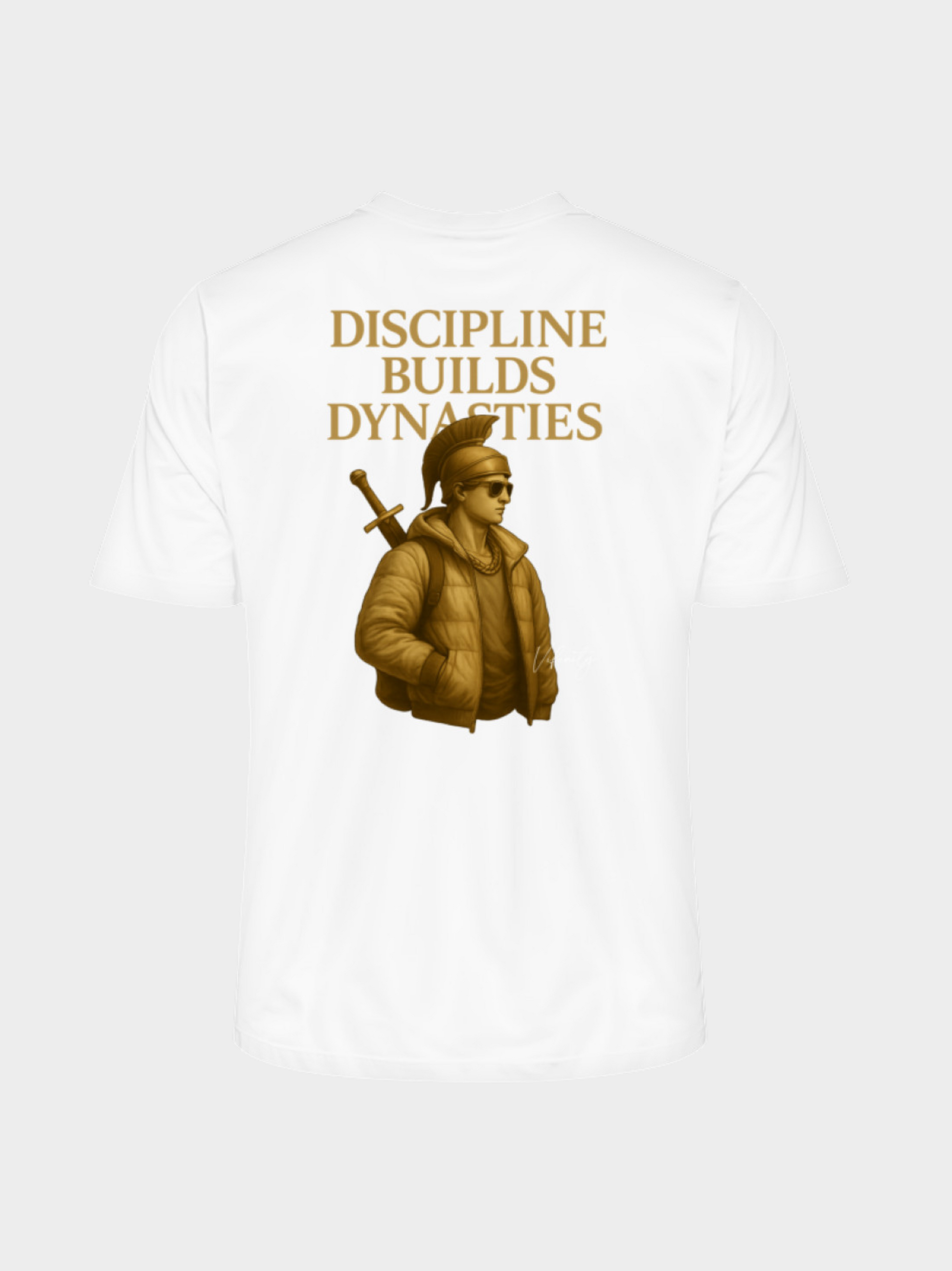 Weißes T-Shirt mit goldenem Rückenprint „Discipline Builds Dynasties“. Darstellung eines modernen Kriegers mit Sonnenbrille, Kette, Jacke und Schwert auf dem Rücken. Kraftvolles Streetwear-Motiv, das Stärke und Disziplin symbolisiert.