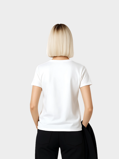 Rückansicht einer Frau im weißen T-Shirt ohne Druck, Fokus auf Oberkörper und Schultern. Das schlichte Basic-Shirt wird mit schwarzer Hose kombiniert und wirkt modern, minimalistisch und vielseitig kombinierbar.