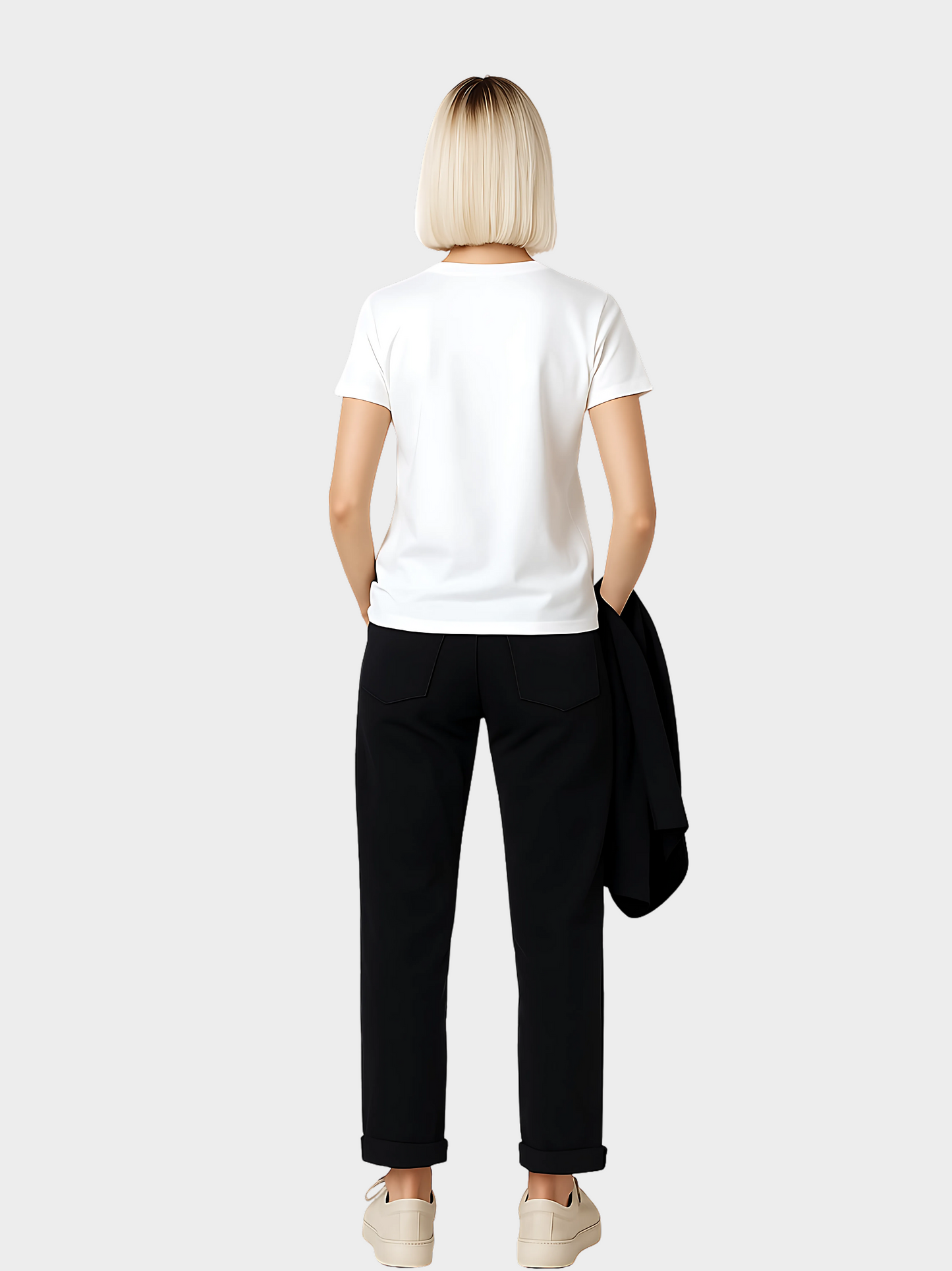 Rückansicht einer Frau im weißen T-Shirt ohne sichtbares Design. Kombiniert mit schwarzer Hose, weißen Sneakern und einem leger über die Schulter getragenen Blazer. Zeigt die schlichte und moderne Passform des T-Shirts als Streetwear Outfit.