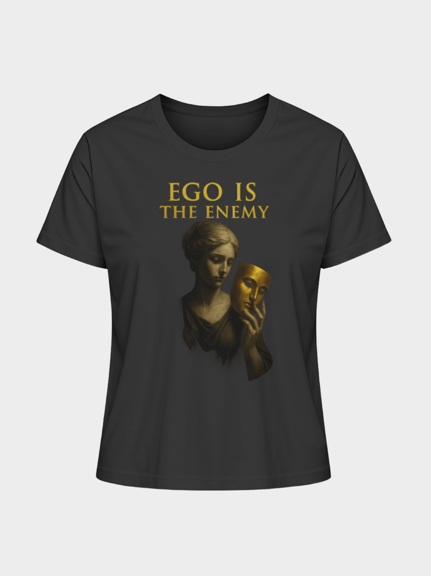 Schwarzes T-Shirt mit goldener Aufschrift „EGO IS THE ENEMY“ und künstlerischem Print einer Frau mit ernster Miene, die eine goldene Maske in der Hand hält. Starkes Streetwear-Statement mit tiefgründiger Bedeutung.