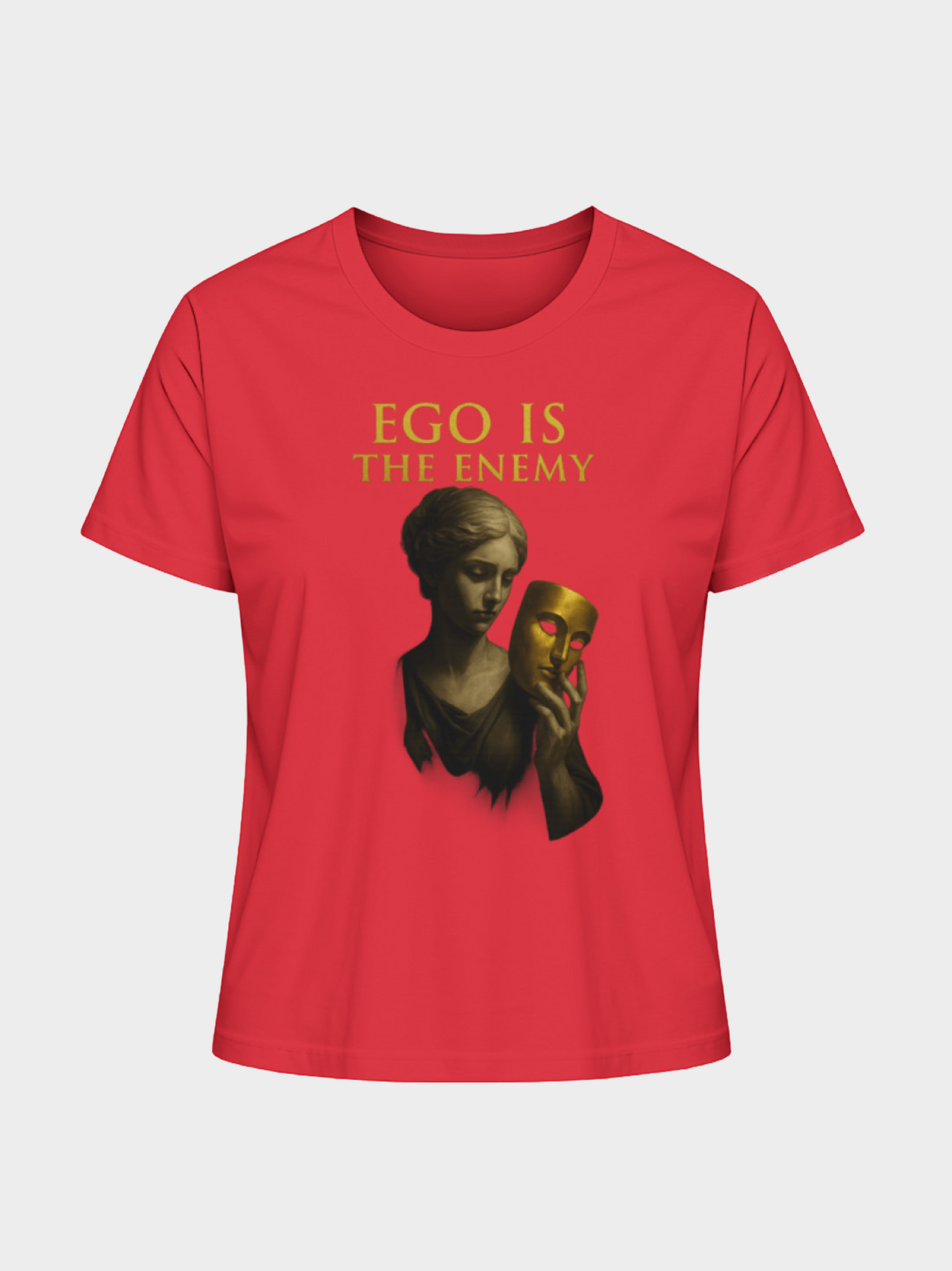 Rotes T-Shirt mit goldener Aufschrift „EGO IS THE ENEMY“ und kunstvollem Motiv einer Frau, die eine goldene Maske in der Hand hält. Ausdrucksstarkes Fashion-Statement mit tiefer Botschaft.