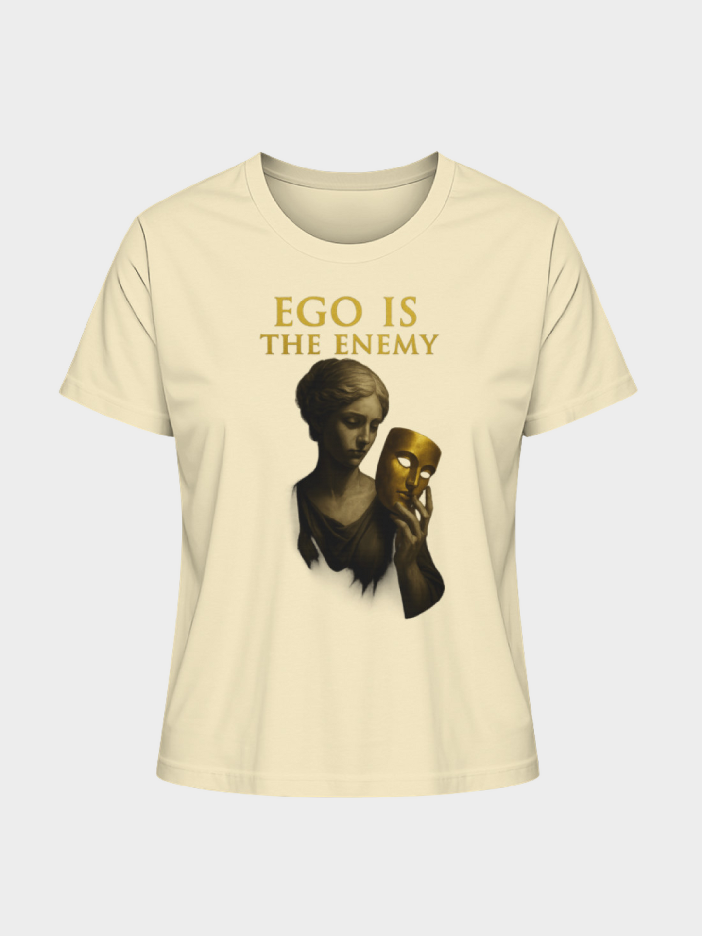 Beiges T-Shirt mit goldener Aufschrift „EGO IS THE ENEMY“ und künstlerischem Motiv einer Frau, die eine goldene Maske in der Hand hält. Modernes Statement-Shirt mit tiefgründiger Botschaft.