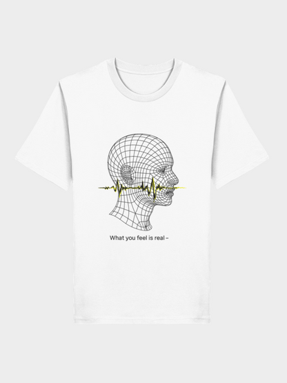Weißes Vyfinity T-Shirt mit futuristischem Linienkopf-Design. Durch den Kopf verläuft eine gelbe Soundwave mit dem Spruch „What you feel is real –“. Modernes Graphic Shirt im minimalistischen Techno-Stil.