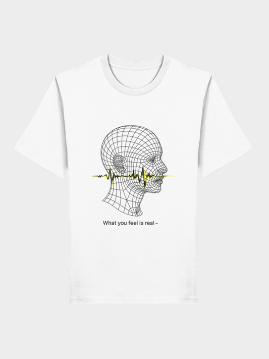 Weißes Vyfinity T-Shirt mit futuristischem Linienkopf-Design. Durch den Kopf verläuft eine gelbe Soundwave mit dem Spruch „What you feel is real –“. Modernes Graphic Shirt im minimalistischen Techno-Stil.