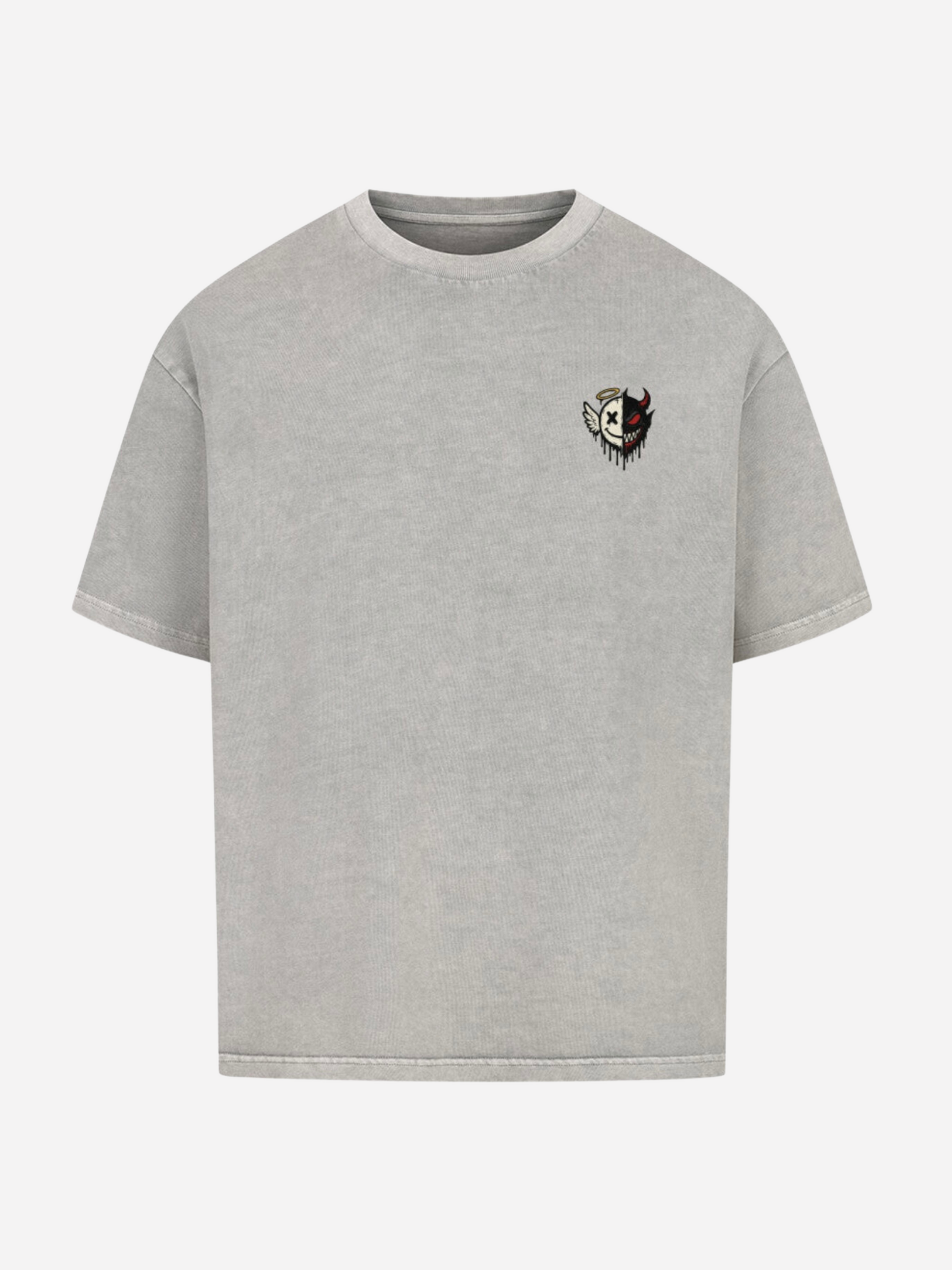 Graues Oversized T-Shirt mit kleinem Brust-Print: halb Engel, halb Teufel Smiley mit Flügel, Heiligenschein und Hörnern. Streetwear Design, minimalistisch und modern, Vyfinity Style.