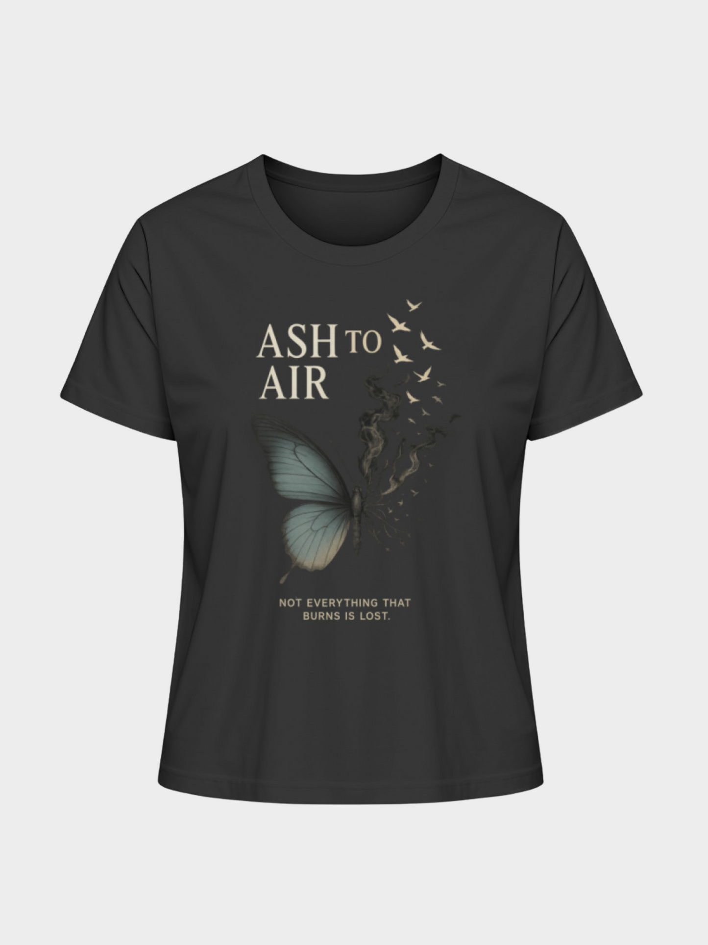 Schwarzes Vyfinity T-Shirt mit poetischem Schmetterlings-Design. Ein Schmetterling verwandelt sich in Rauch und Vögel, begleitet vom Text „Ash to Air – Not everything that burns is lost“. Mystisches Graphic Tee mit künstlerischer Botschaft.