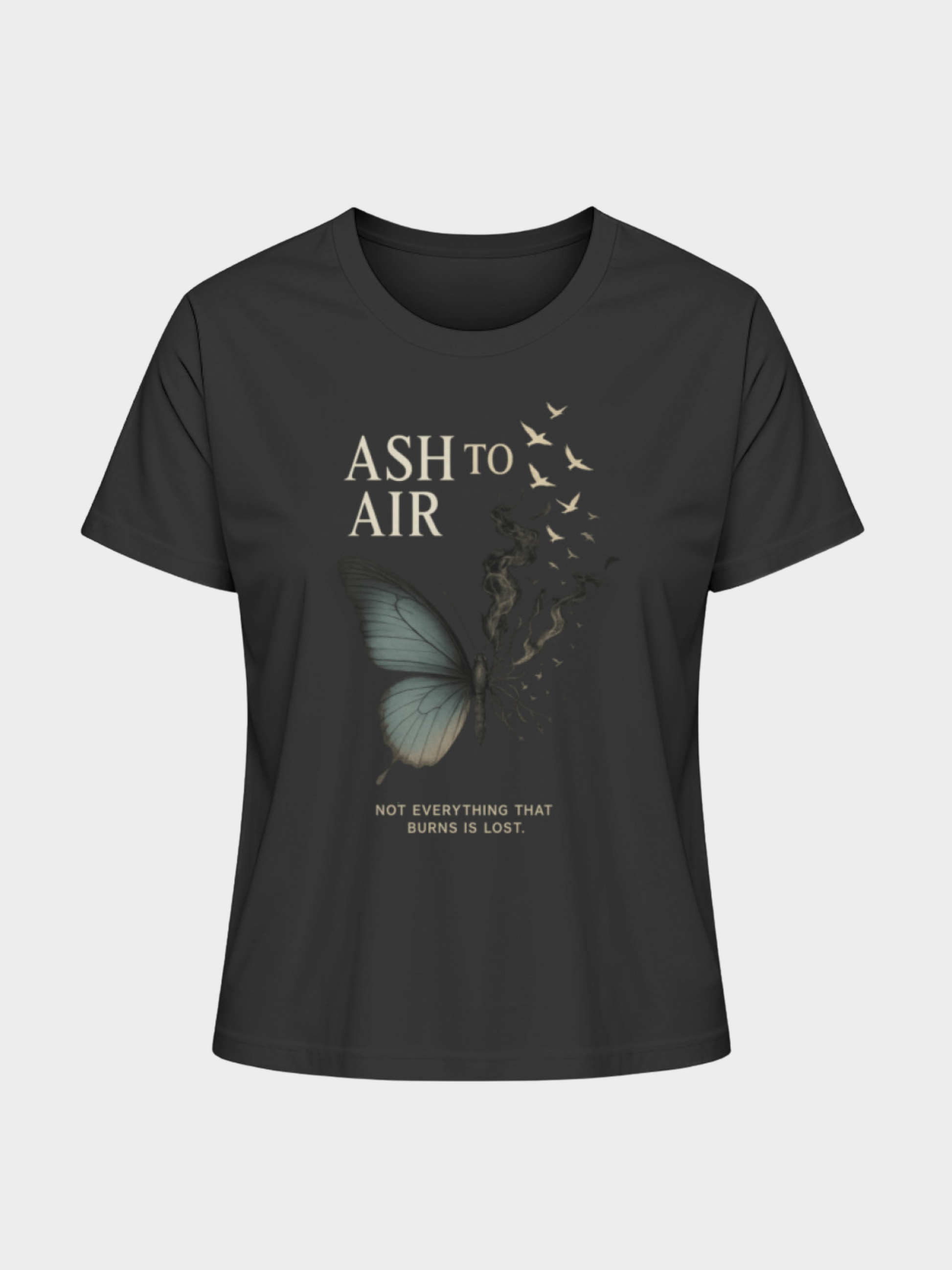 Schwarzes Vyfinity T-Shirt mit poetischem Schmetterlings-Design. Ein Schmetterling verwandelt sich in Rauch und Vögel, begleitet vom Text „Ash to Air – Not everything that burns is lost“. Mystisches Graphic Tee mit künstlerischer Botschaft.