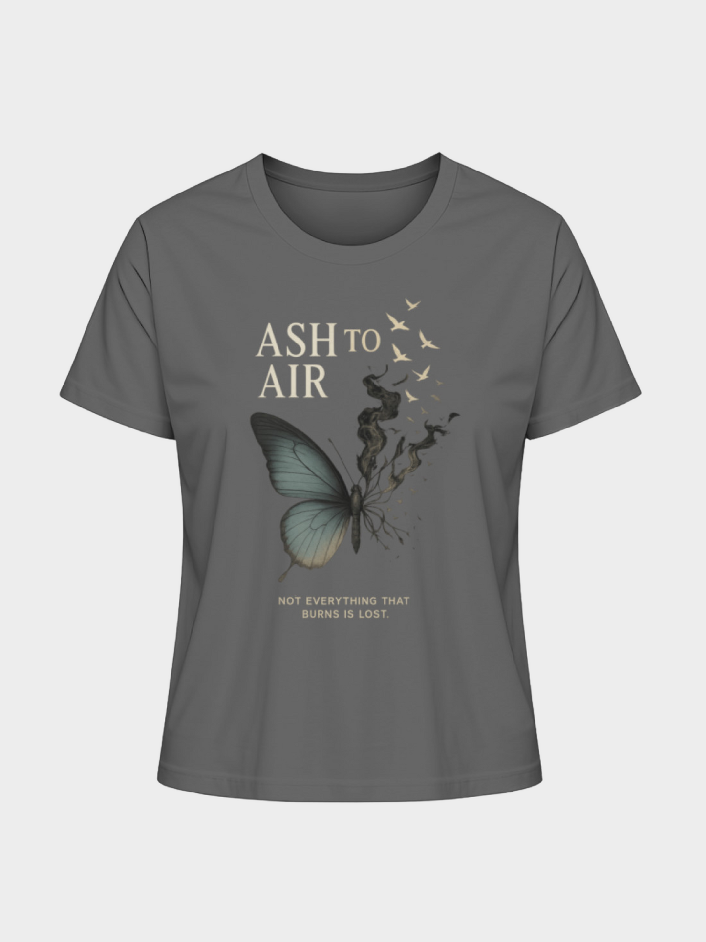 Graues Vyfinity T-Shirt mit Schmetterlings- und Rauch-Motiv. Der Schmetterling löst sich in Rauch und fliegende Vögel auf. Text: „Ash to Air – Not everything that burns is lost“. Poetisches Graphic Shirt mit mystischer Botschaft.