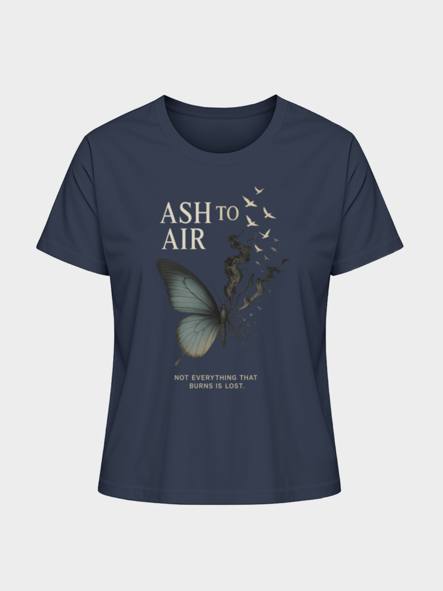 Dunkelblaues Vyfinity T-Shirt mit künstlerischem Schmetterlingsmotiv, Rauch der sich in Vögel verwandelt, dazu der Spruch „Ash to Air – Not everything that burns is lost“. Mystisches Graphic Tee für Kunst- und Naturfans.