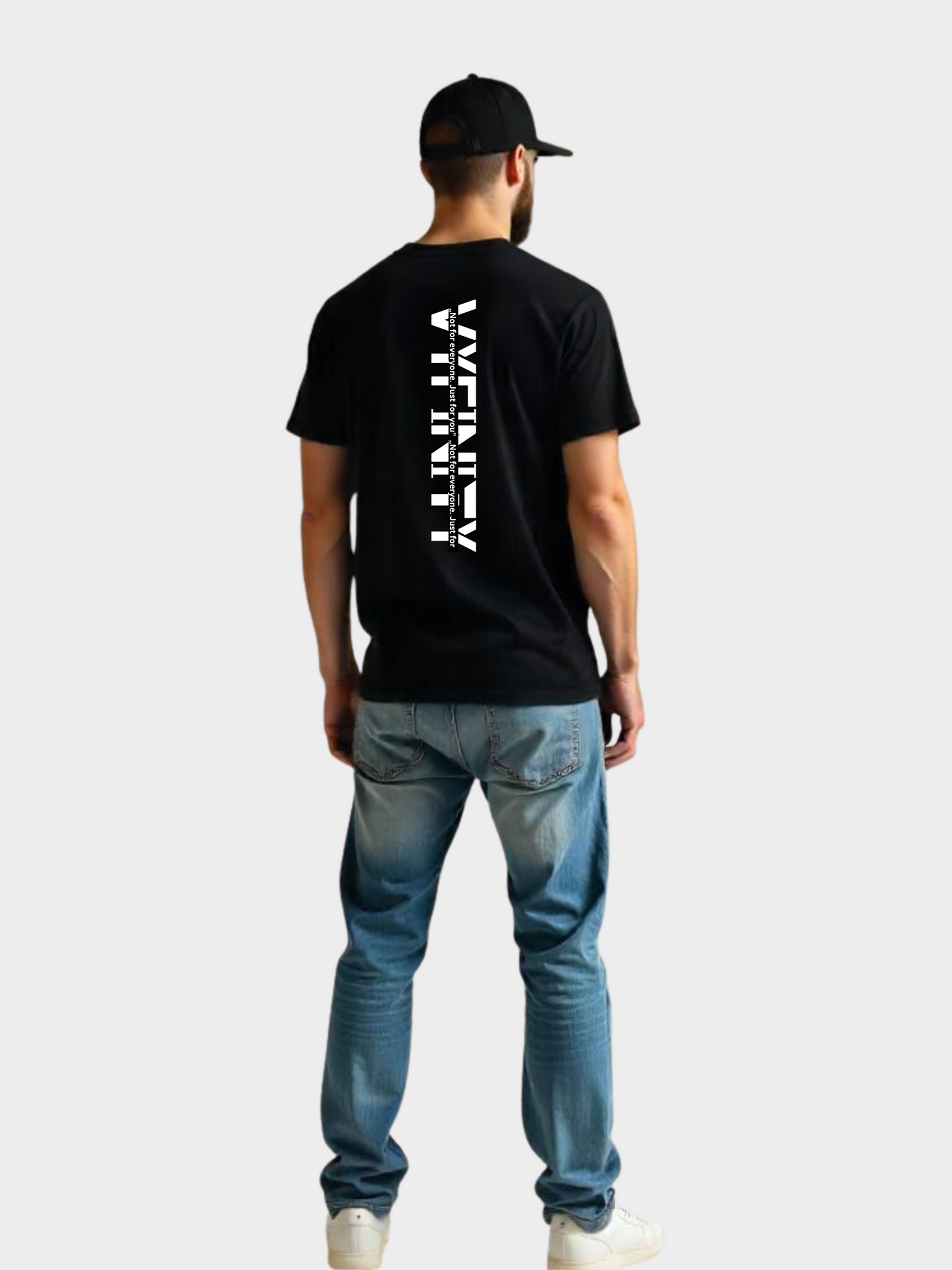 Vyfinity Oversize T-Shirt in Schwarz, Rückseite mit großem vertikalen VYFINITY Logo-Print in Weiß. Streetwear Design mit Claim „Not for everyone. Just for you.“ für urbanen Style.