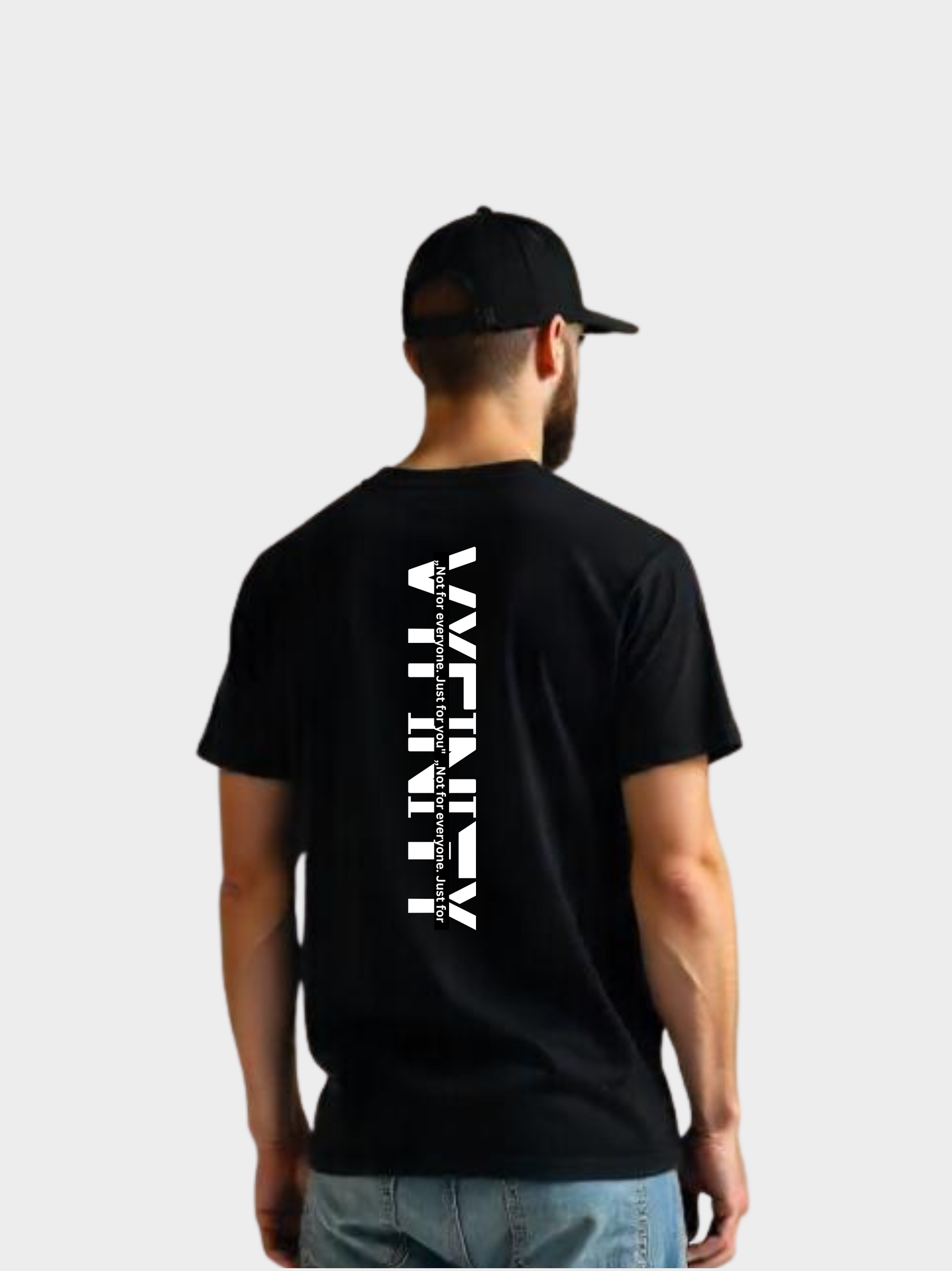 Vyfinity Oversize T-Shirt in Schwarz, Rückseite mit großem weißen vertikalen VYFINITY Schriftzug und Slogan „Not for everyone. Just for you.“ Moderner Streetwear Backprint.