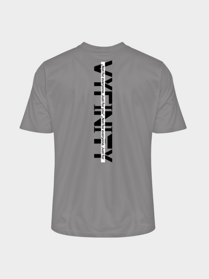 Rückseite des Vyfinity Oversize T-Shirts in Grau mit großem vertikalen Logo-Print in Schwarz. Streetwear-Design mit Schriftzug „Not for everyone. Just for you.“ Modernes Urban Fashion Essential.