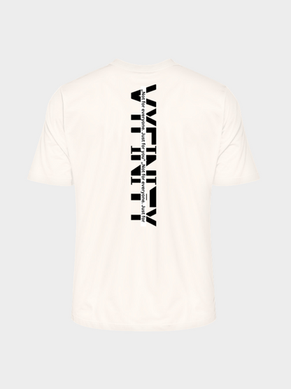 Vyfinity Oversize T-Shirt in Off-White, Rückseite mit großem schwarzen vertikalen Vyfinity Logo und Text "Not for everyone. Just for you." Moderner Streetwear Look.