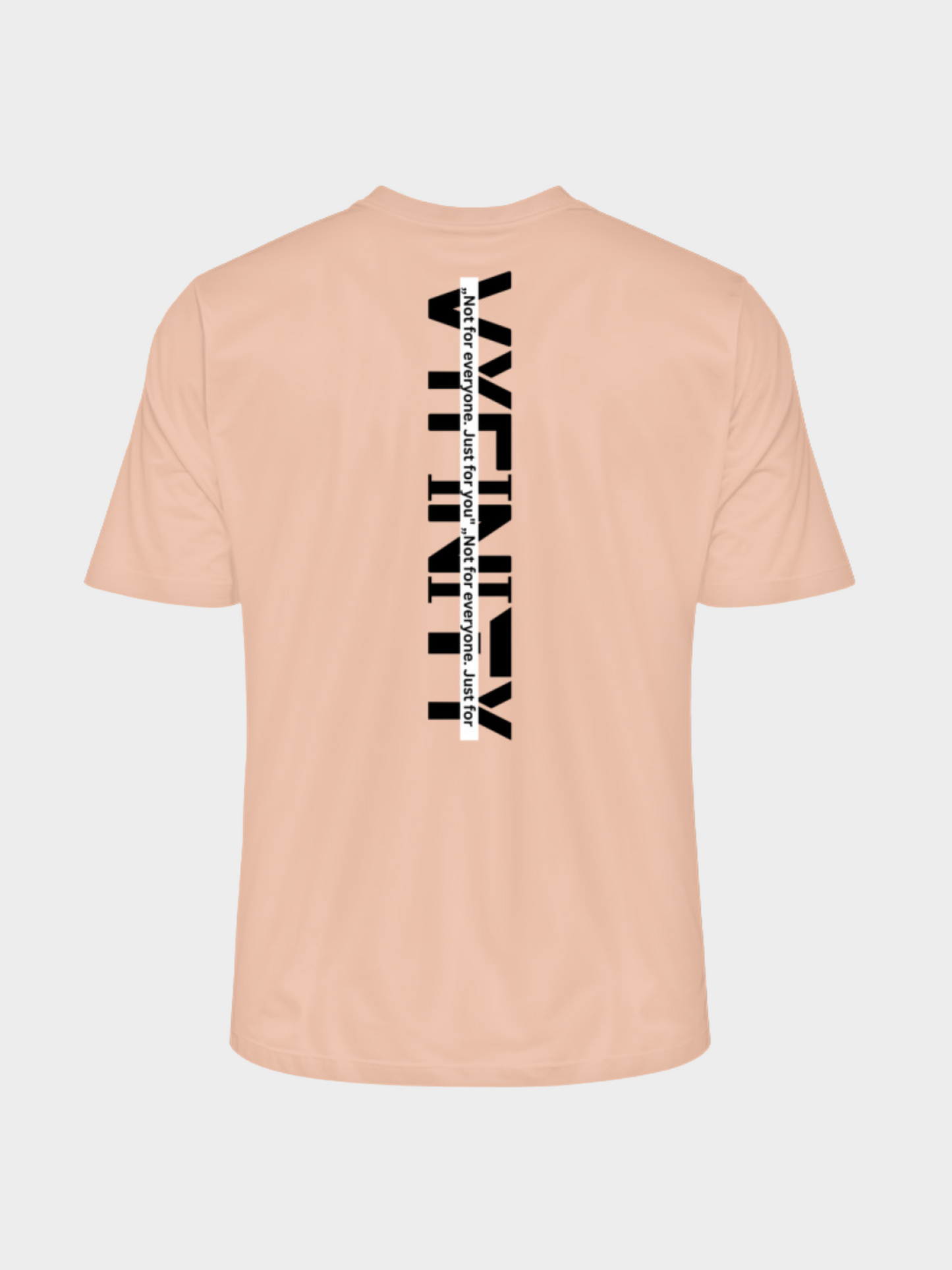 Rückseite des Vyfinity Oversize T-Shirts in Peach mit großem vertikalen Vyfinity Logo und dem Slogan „Not for everyone. Just for you.“ Moderner Streetwear Look.