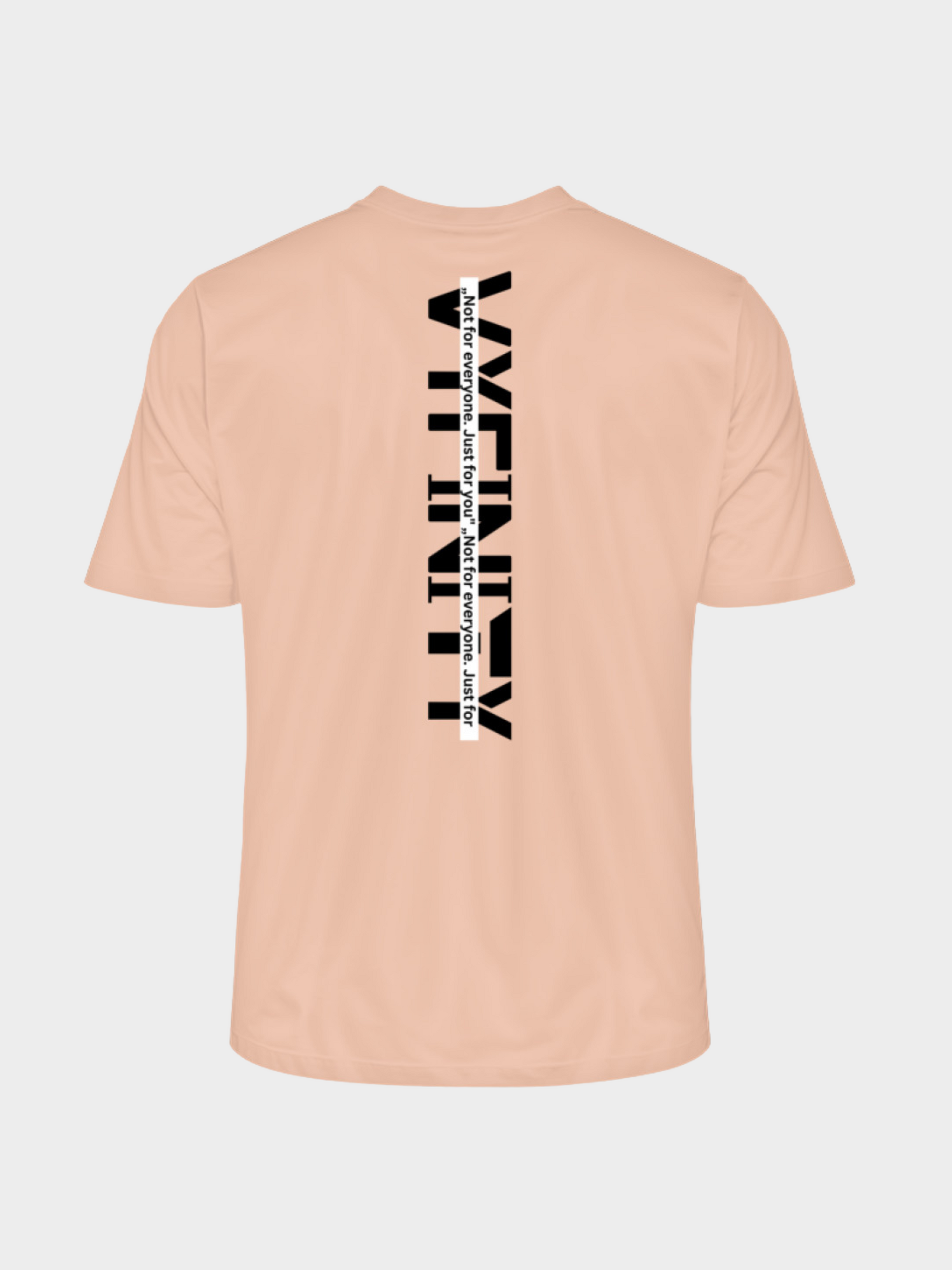 Rückseite des Vyfinity Oversize T-Shirts in Peach mit großem vertikalen Vyfinity Logo und dem Slogan „Not for everyone. Just for you.“ Moderner Streetwear Look.
