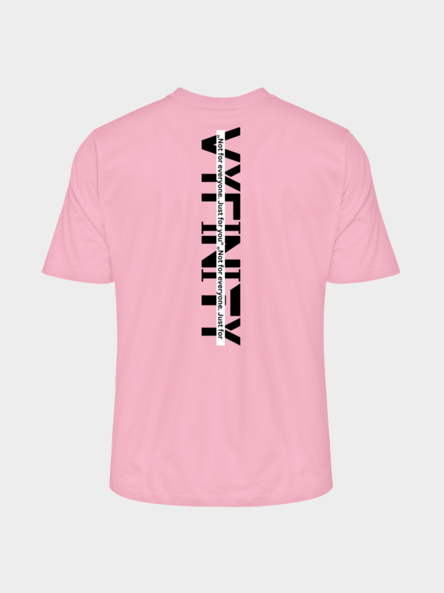Rückseite des Vyfinity Oversize T-Shirts in Rosa mit großem vertikalen Logo-Print in Schwarz und dem Schriftzug „Not for everyone. Just for you.“ Moderner Streetwear-Style.