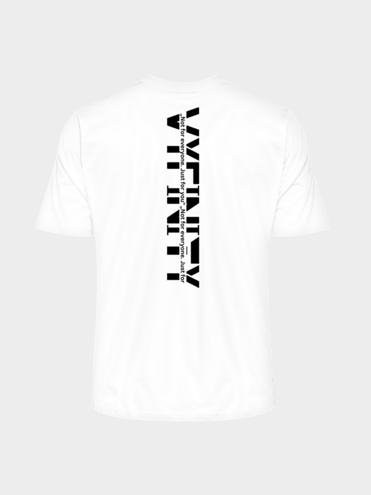 Vyfinity Oversize T-Shirt in Weiß mit großem vertikalen Logo-Print auf der Rückseite. Schwarzer Schriftzug Vyfinity mit Slogan „Not for everyone. Just for you.“ im modernen Streetwear-Design.