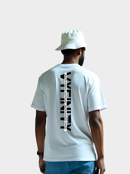 Vyfinity Oversize T-Shirt in Weiß mit markantem vertikalen Backprint. Schwarzer Schriftzug „VYFINITY“ mit dem Slogan „Not for everyone. Just for you.“ Moderner Streetwear Look, urban und minimalistisch.