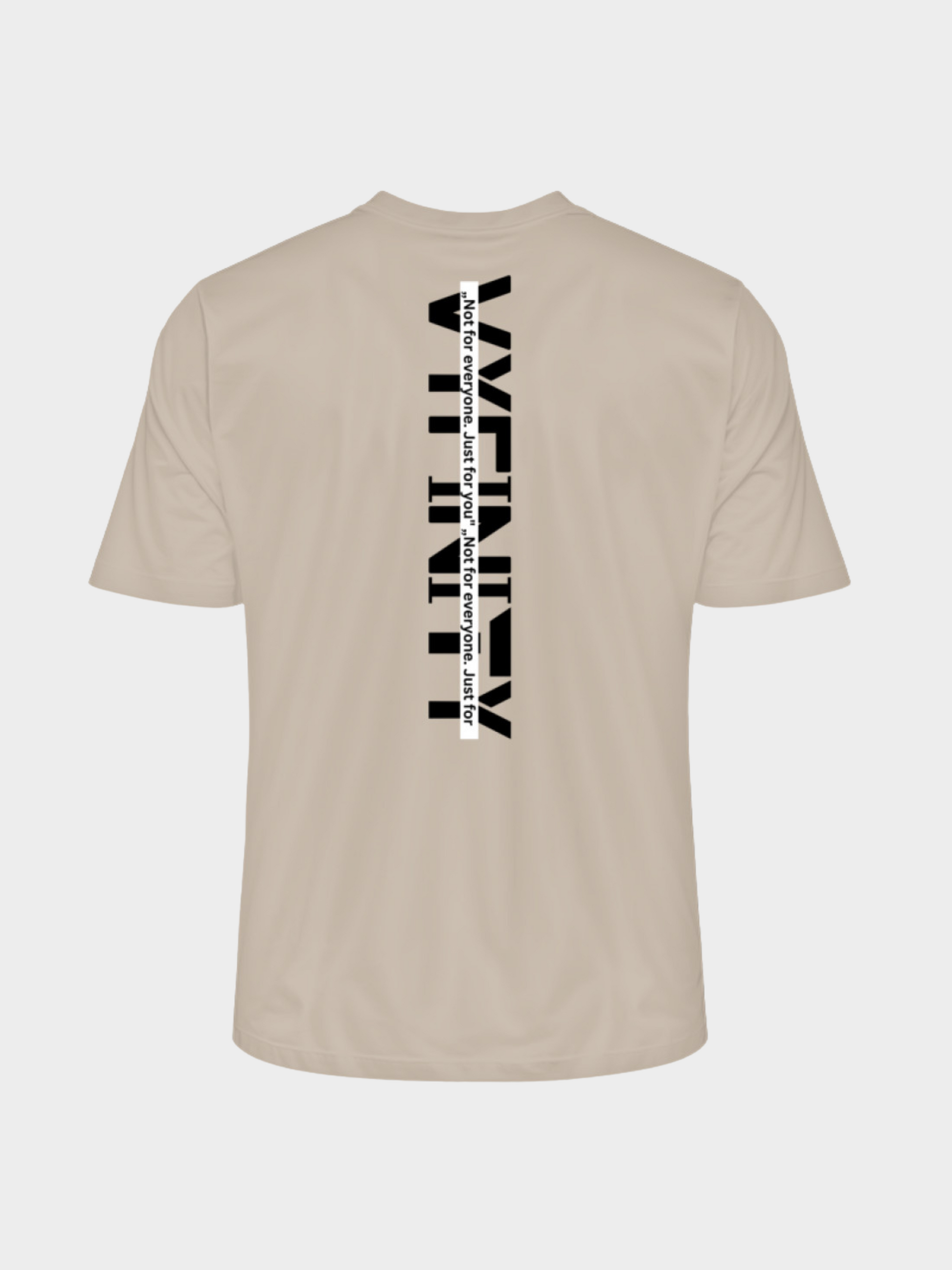 Vyfinity Oversize T-Shirt in Beige mit großem vertikalem Backprint. Schwarzer Vyfinity-Schriftzug mit Slogan „Not for everyone. Just for you.“ als markantes Streetwear-Detail.